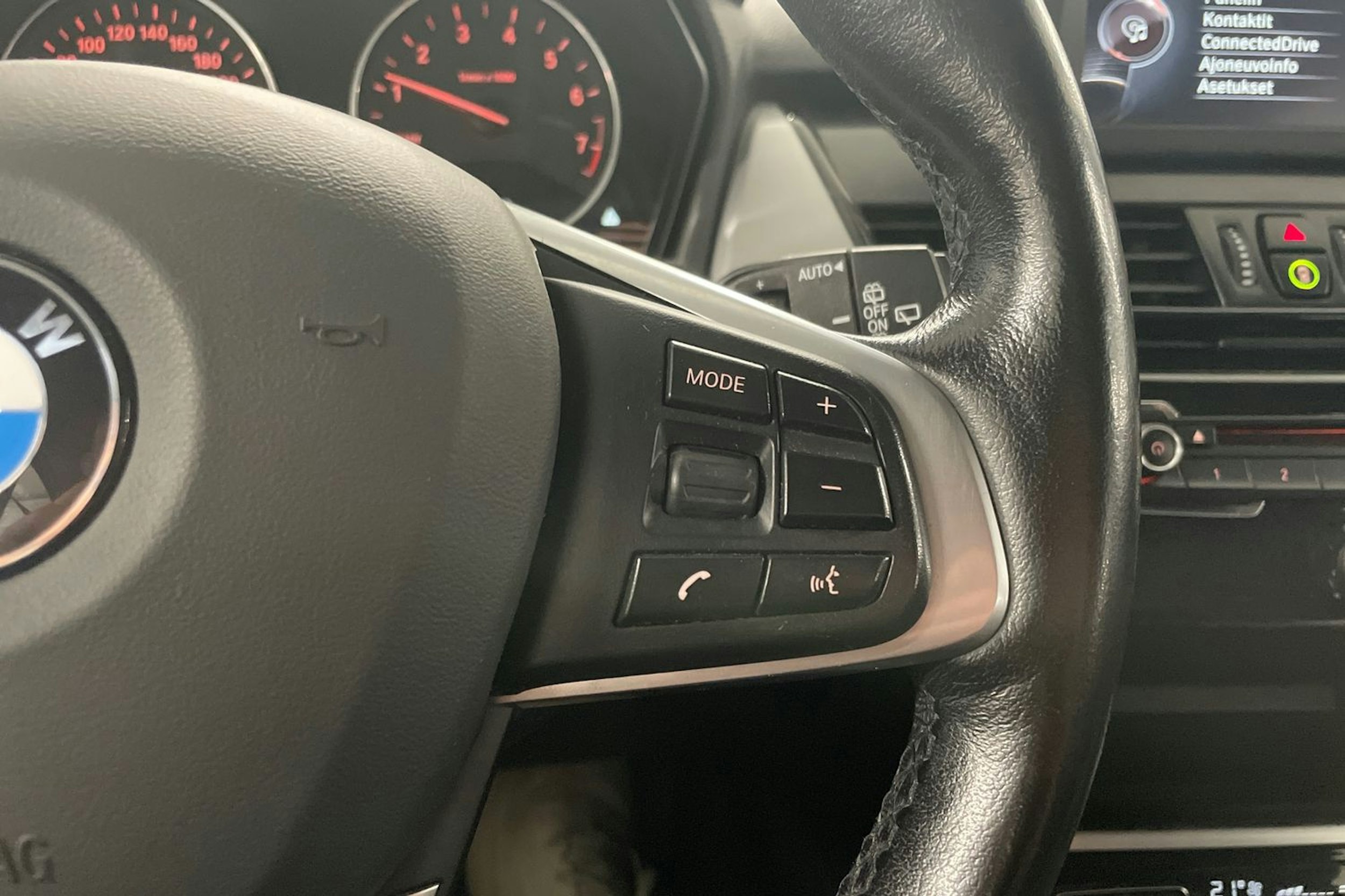 musta BMW 225 2016 kuva 17.