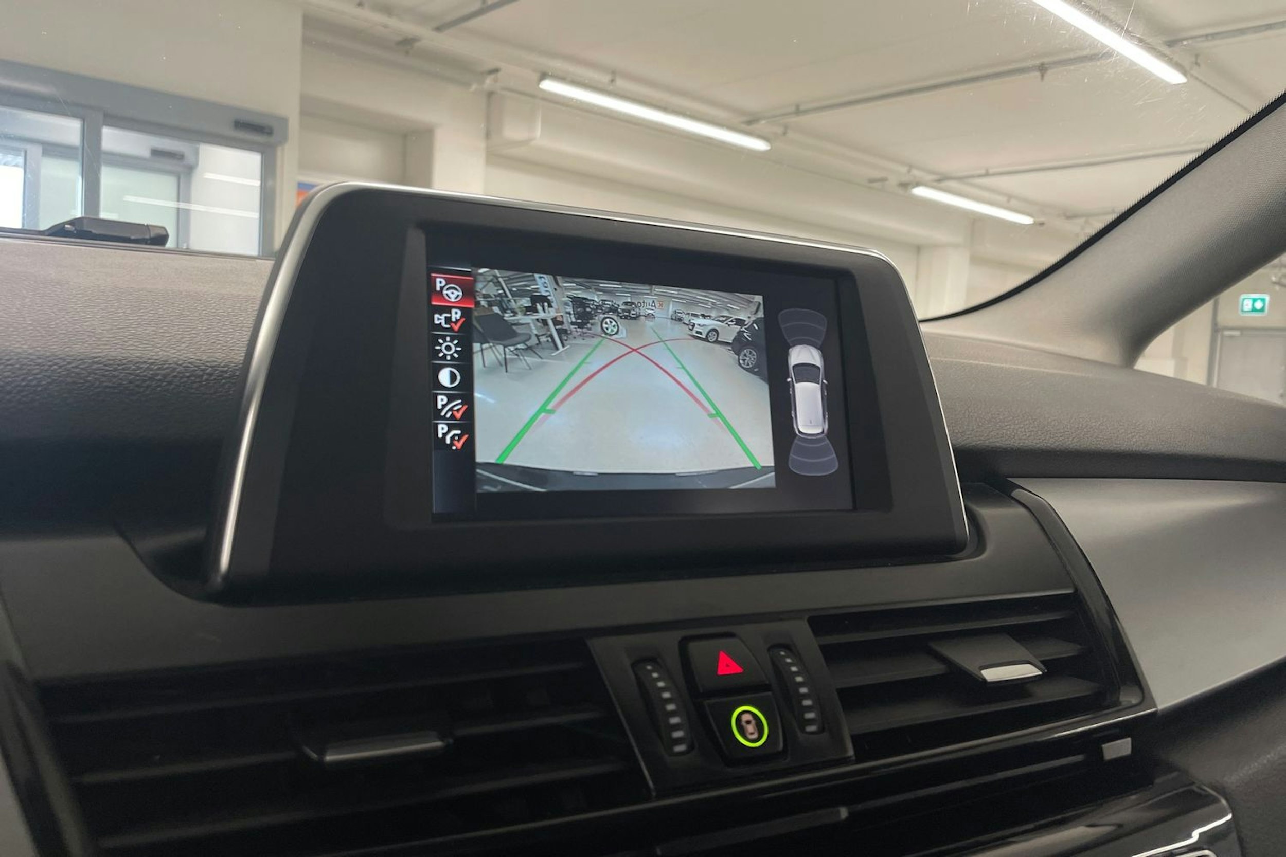 musta BMW 225 2016 kuva 18.