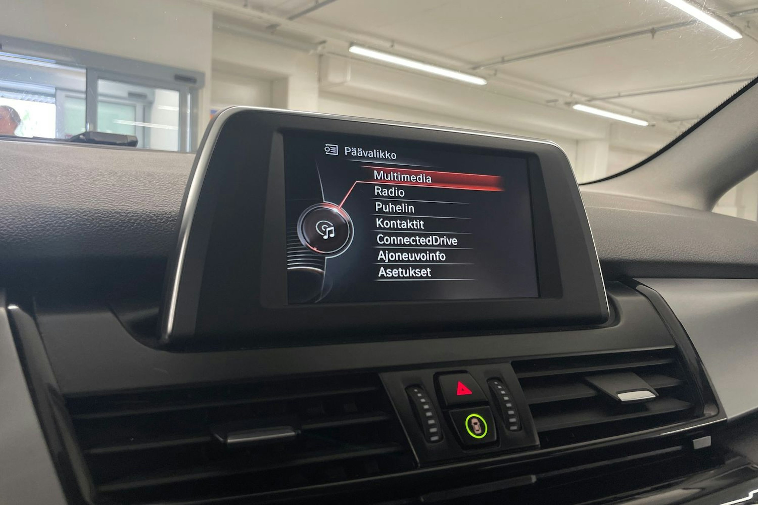 musta BMW 225 2016 kuva 19.