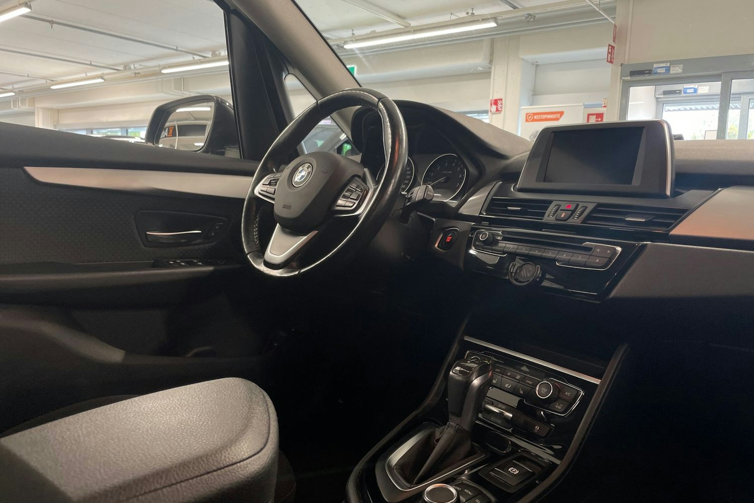 musta BMW 225 2016 kuva 21.