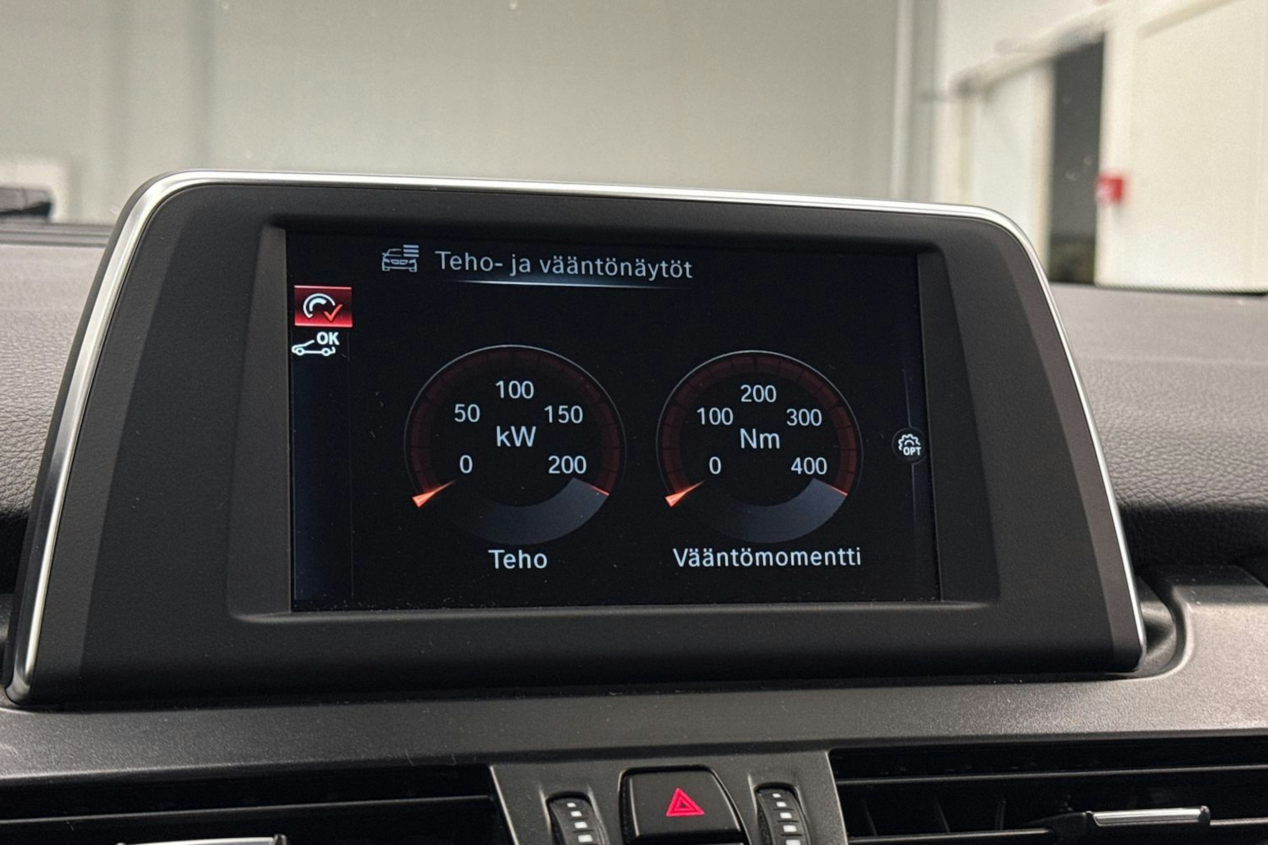 musta BMW 225 2016 kuva 32.