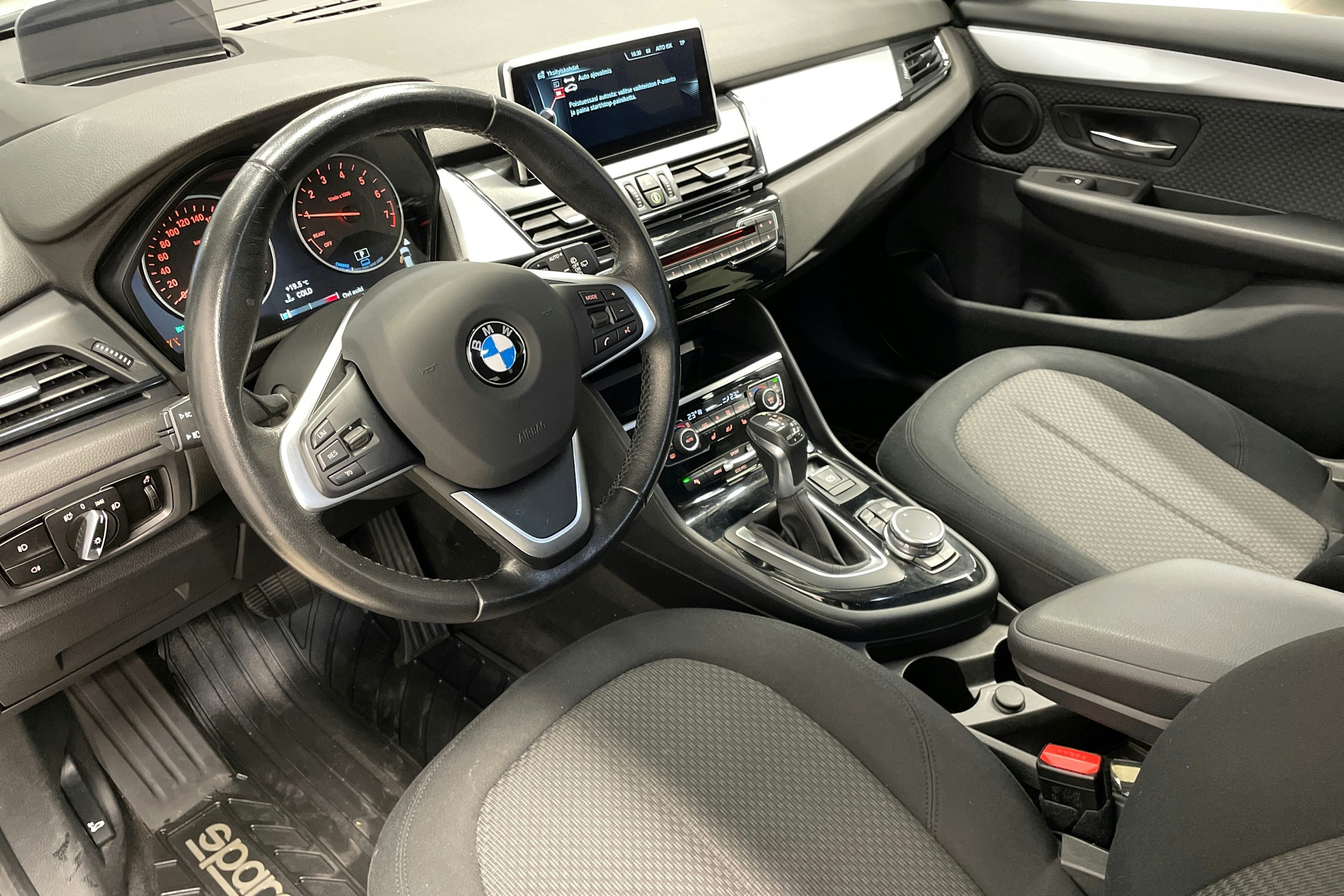 Valkoinen BMW 225 2016 kuva 6.