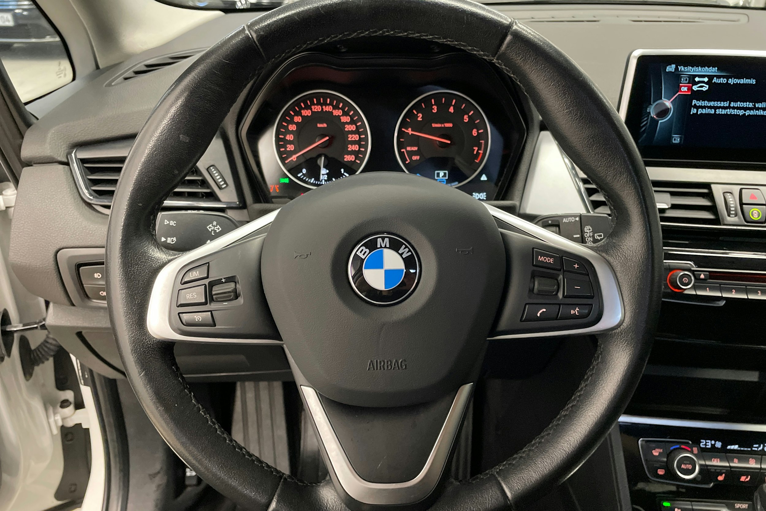 Valkoinen BMW 225 2016 kuva 12.