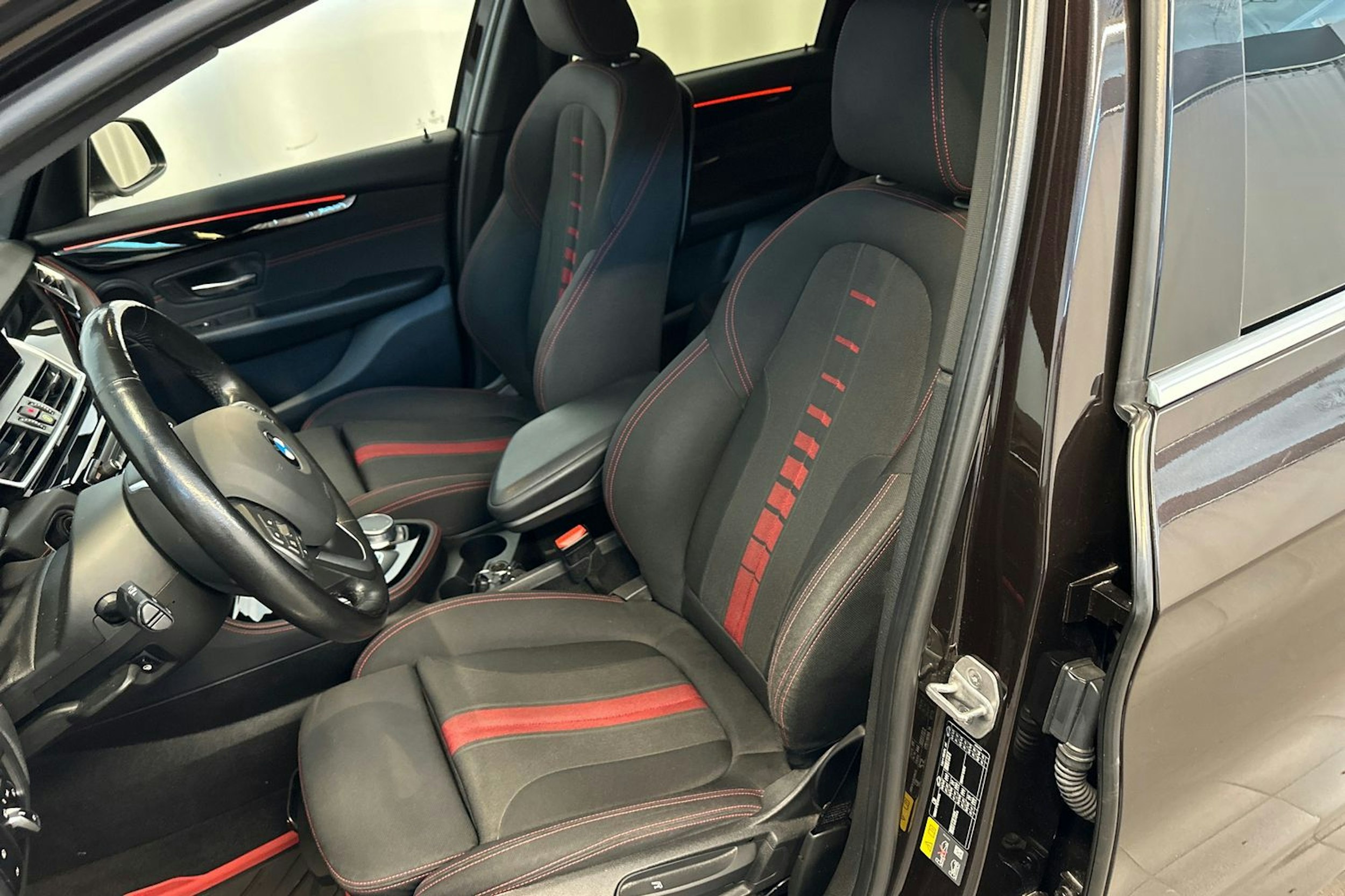 musta BMW 225 2017 kuva 16.