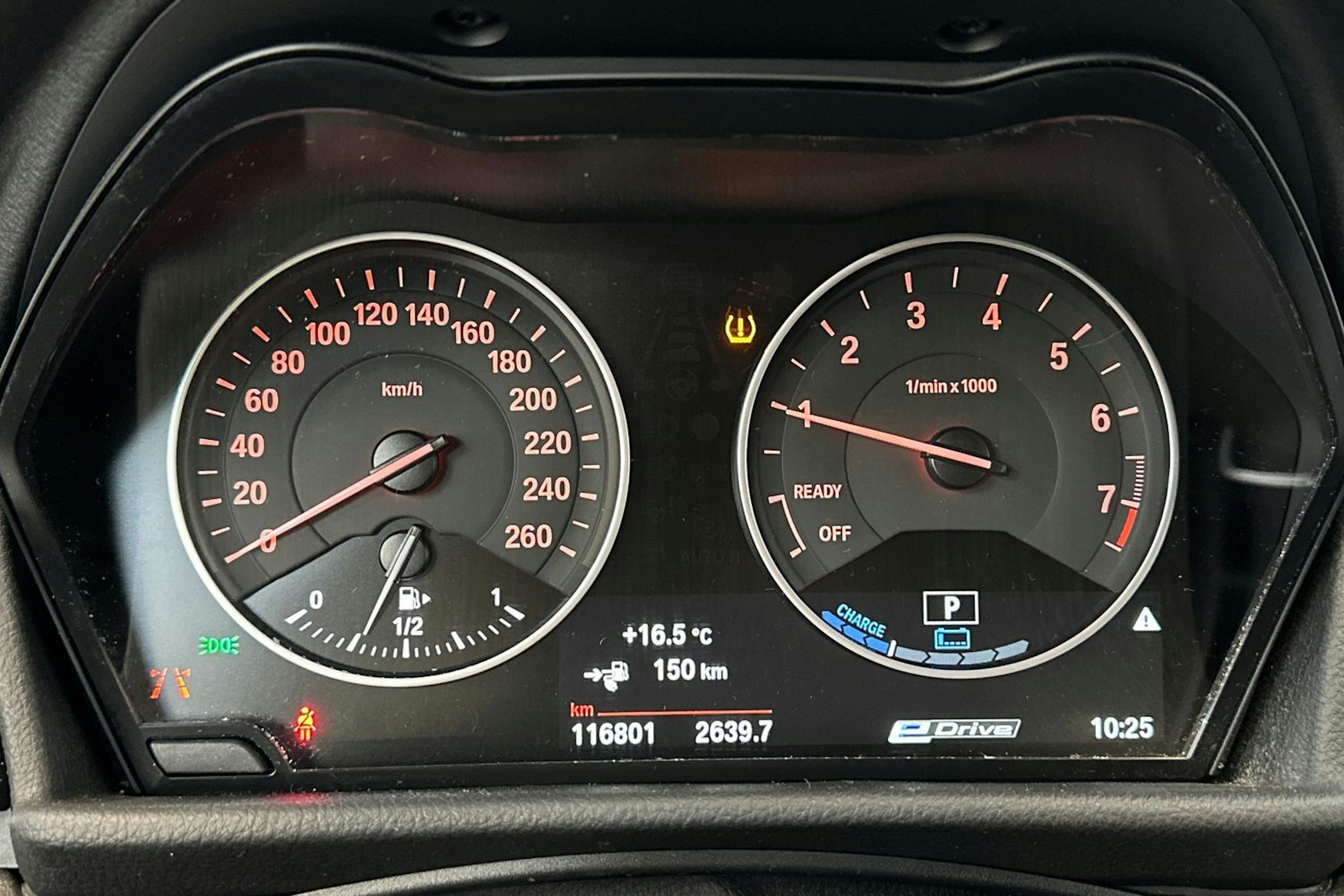 musta BMW 225 2017 kuva 22.