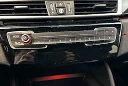 musta BMW 225 2017 kuva 28.