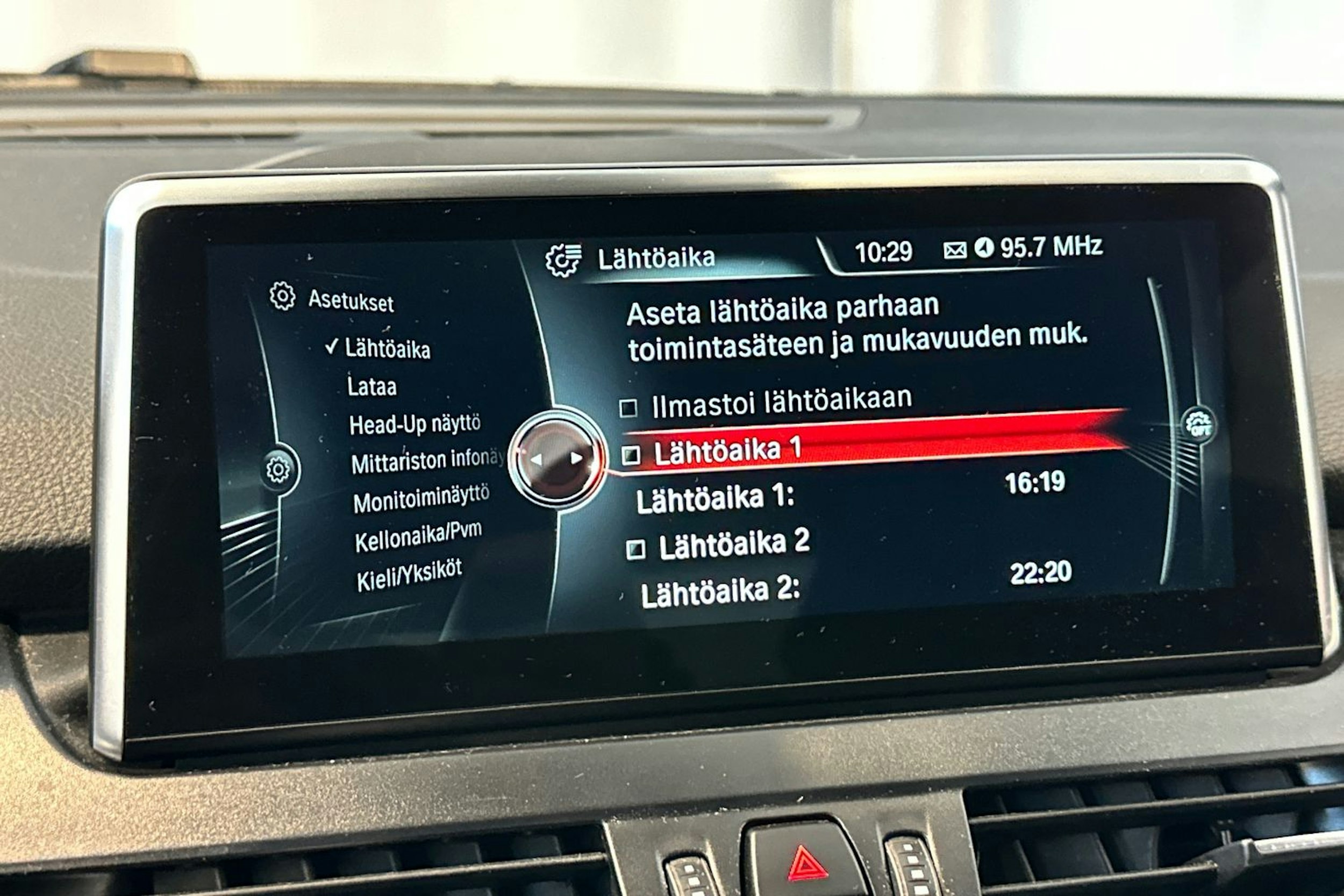 musta BMW 225 2017 kuva 33.