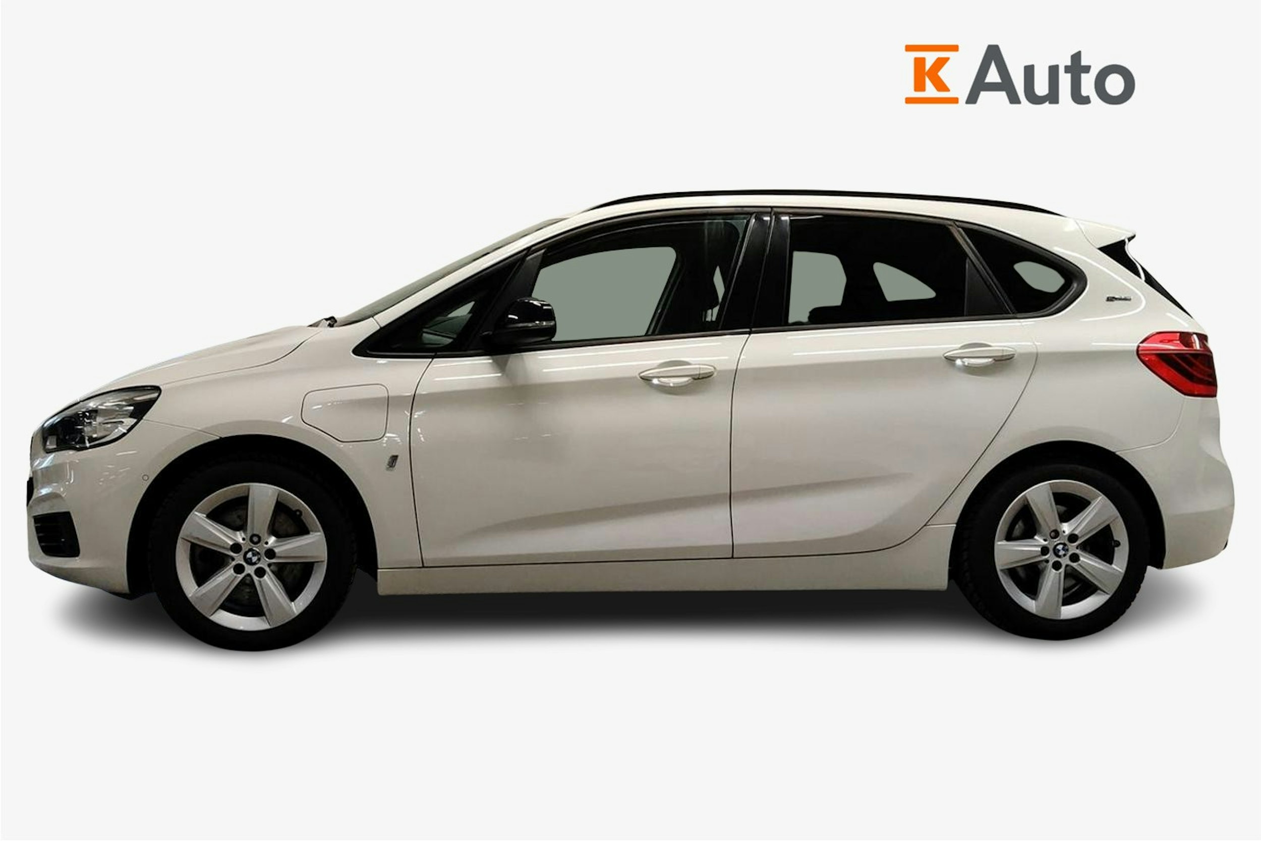 valkoinen BMW 225 2017 kuva 6.
