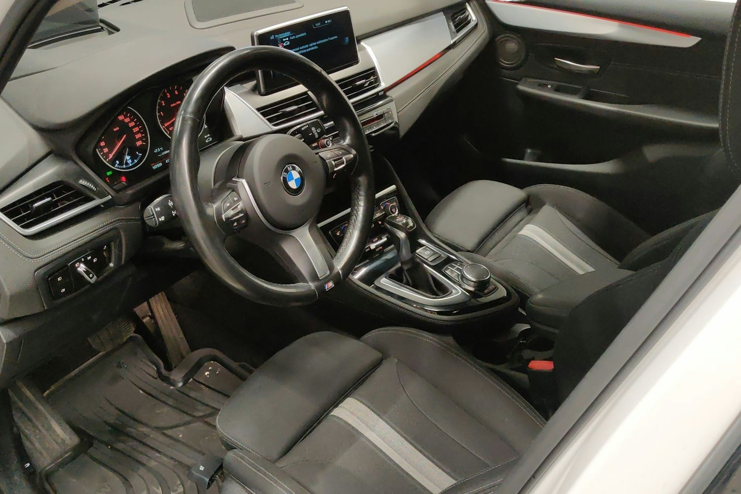 valkoinen BMW 225 2017 kuva 7.