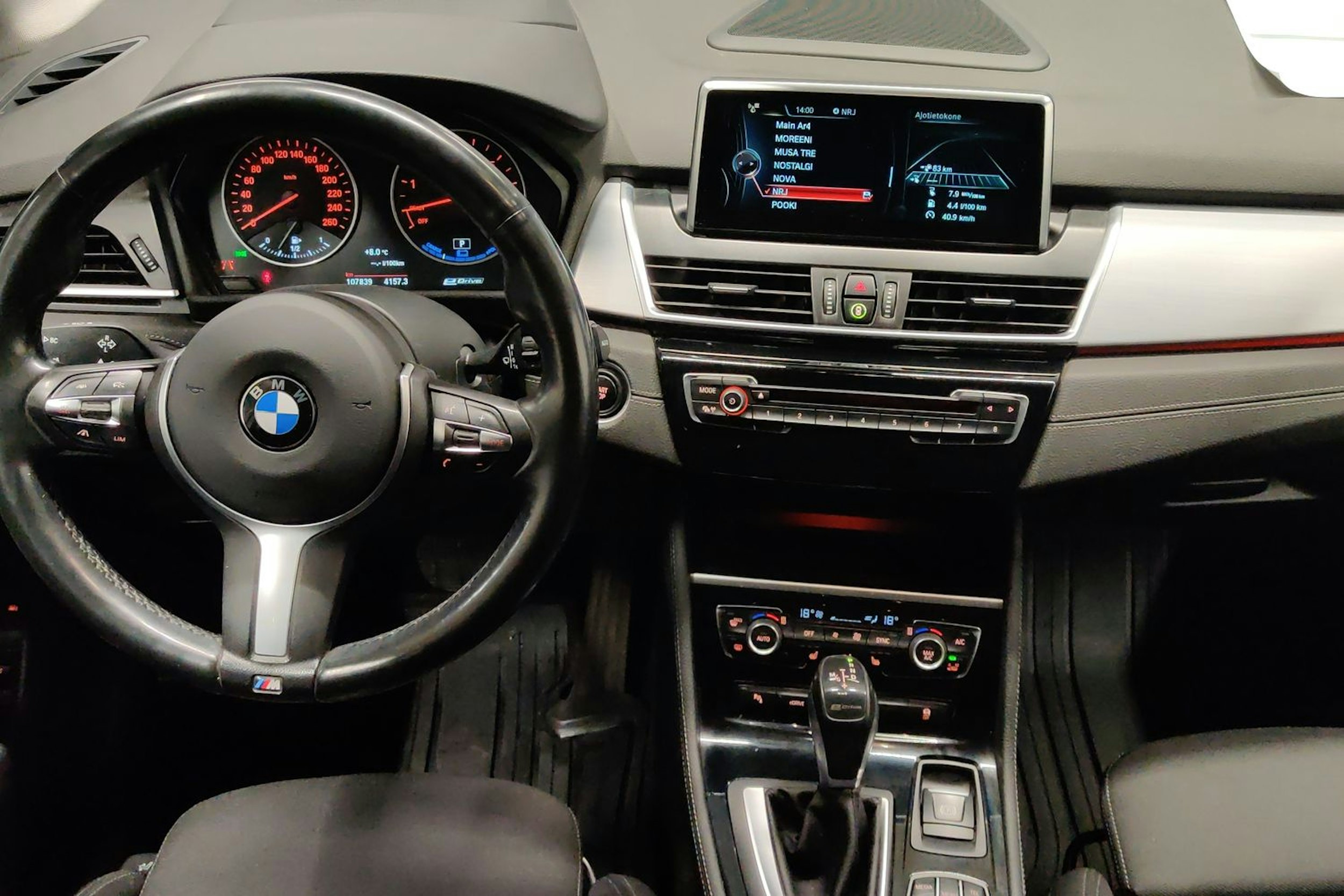 valkoinen BMW 225 2017 kuva 9.