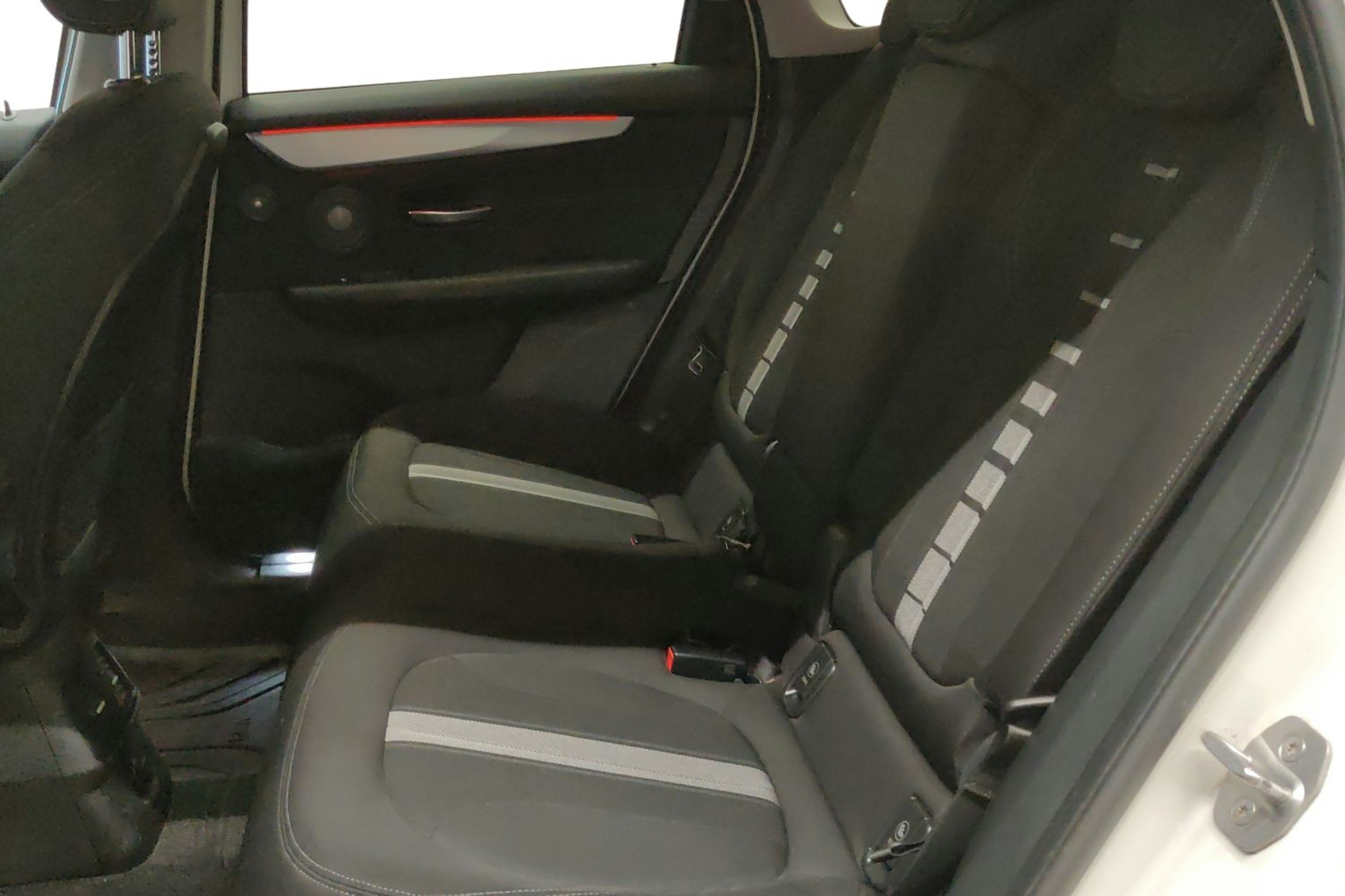 valkoinen BMW 225 2017 kuva 10.