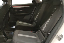 valkoinen BMW 225 2017 kuva 10.