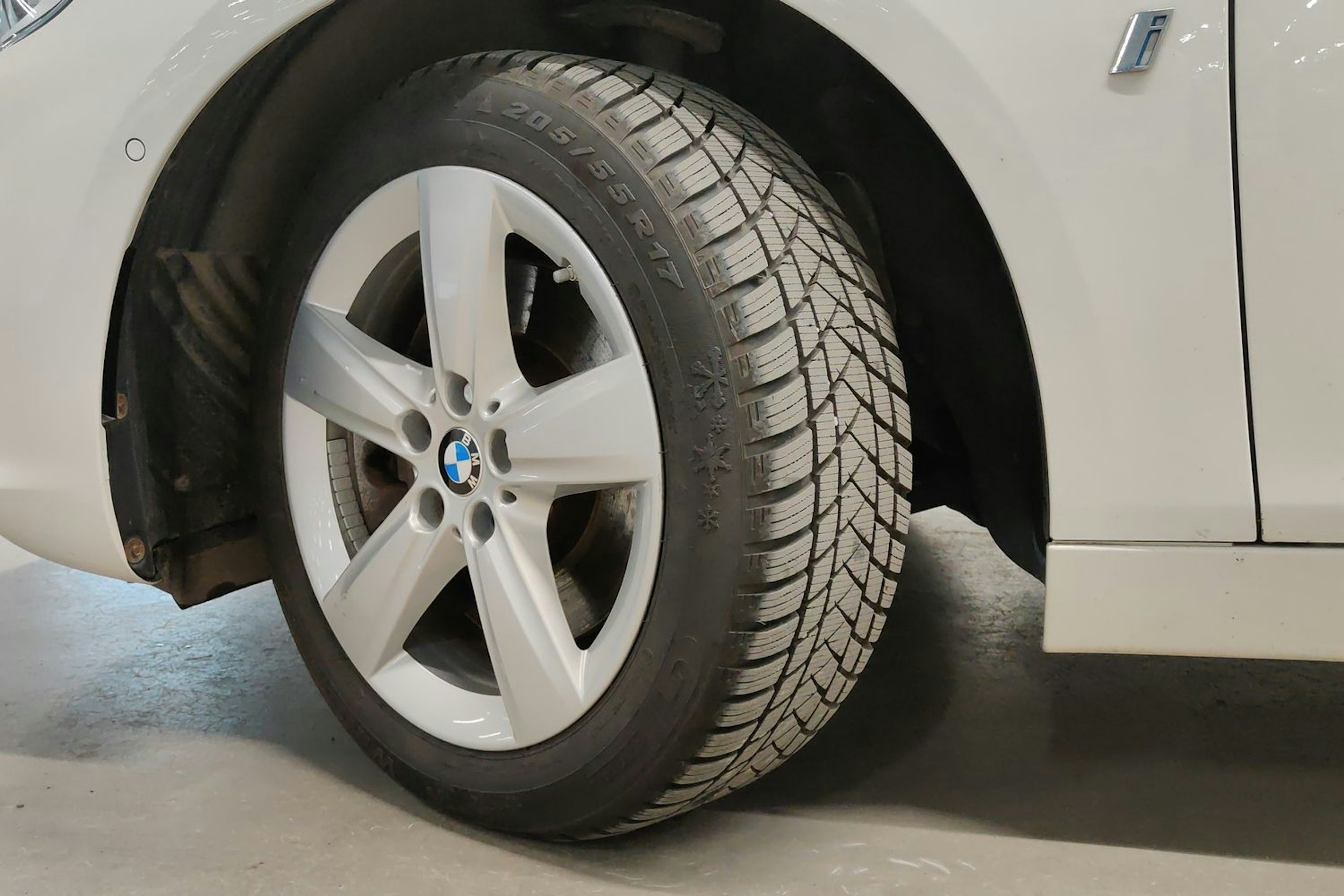 valkoinen BMW 225 2017 kuva 13.