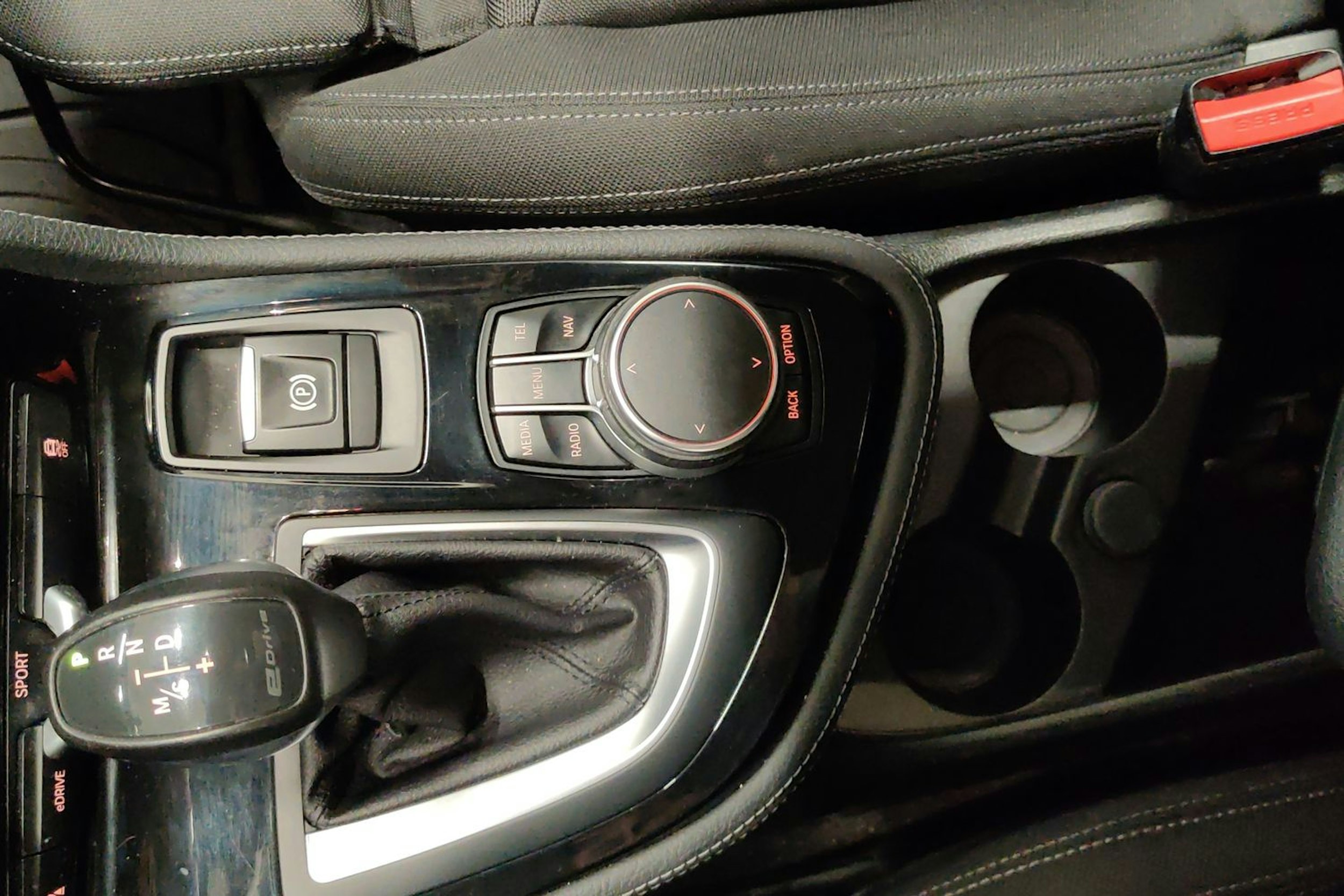 valkoinen BMW 225 2017 kuva 17.