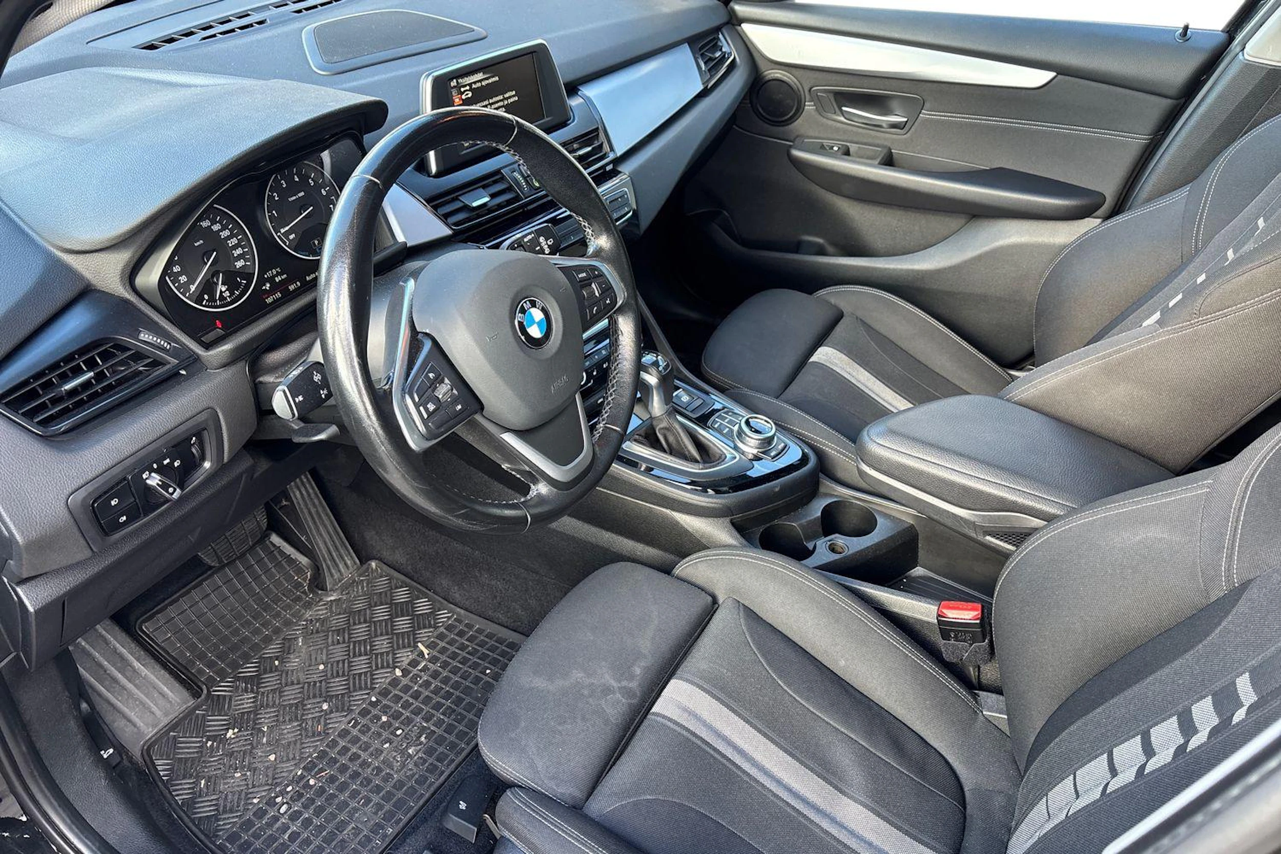 musta BMW 225 2017 kuva 3.
