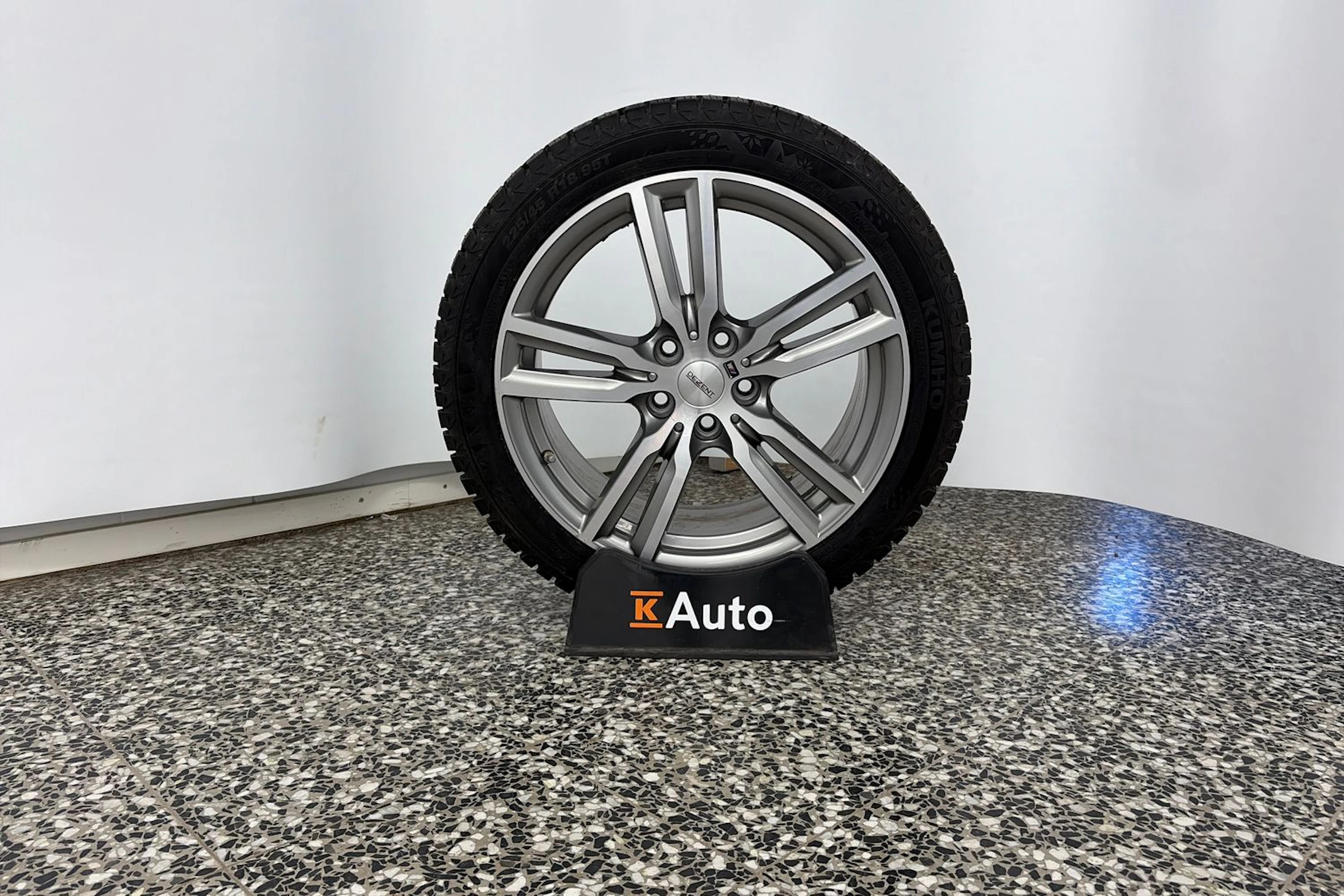 valkoinen BMW 225 2017 kuva 13.