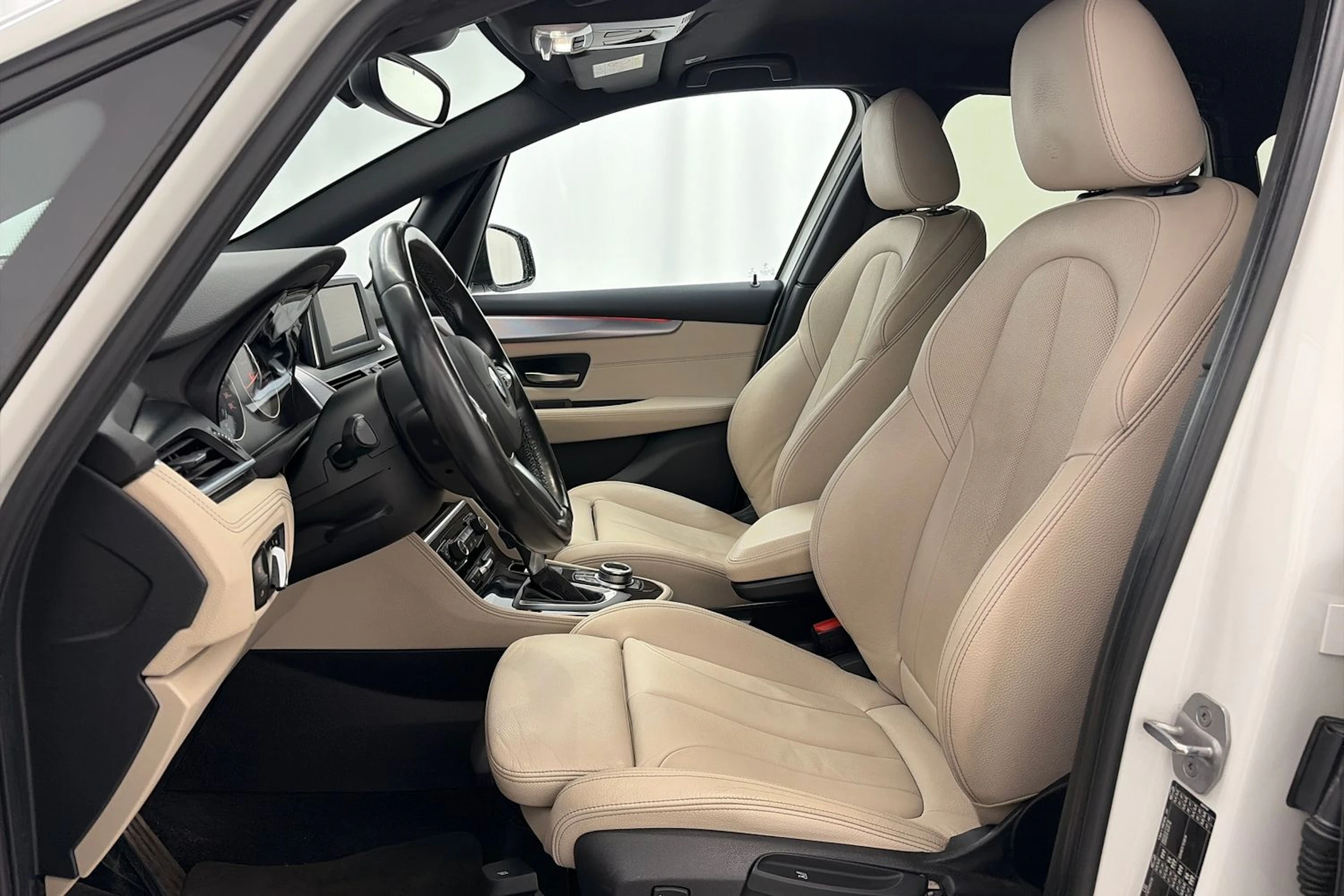 valkoinen BMW 225 2017 kuva 17.