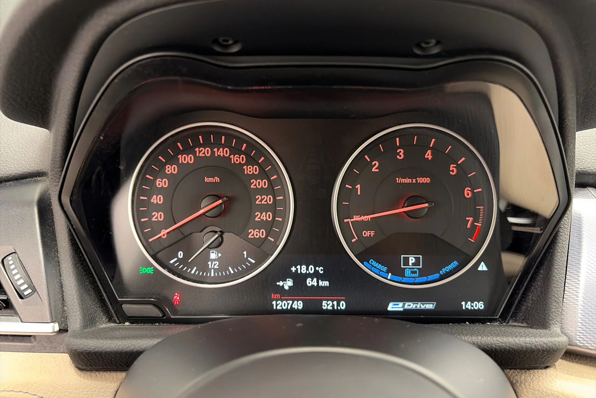 valkoinen BMW 225 2017 kuva 18.