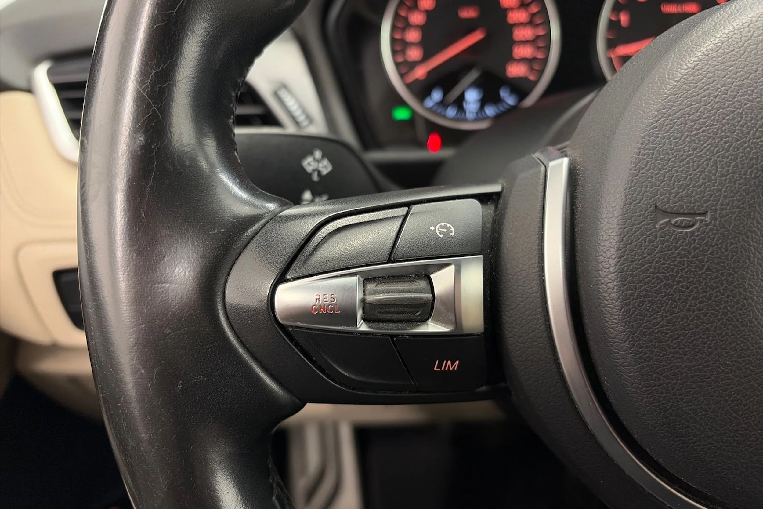 valkoinen BMW 225 2017 kuva 19.