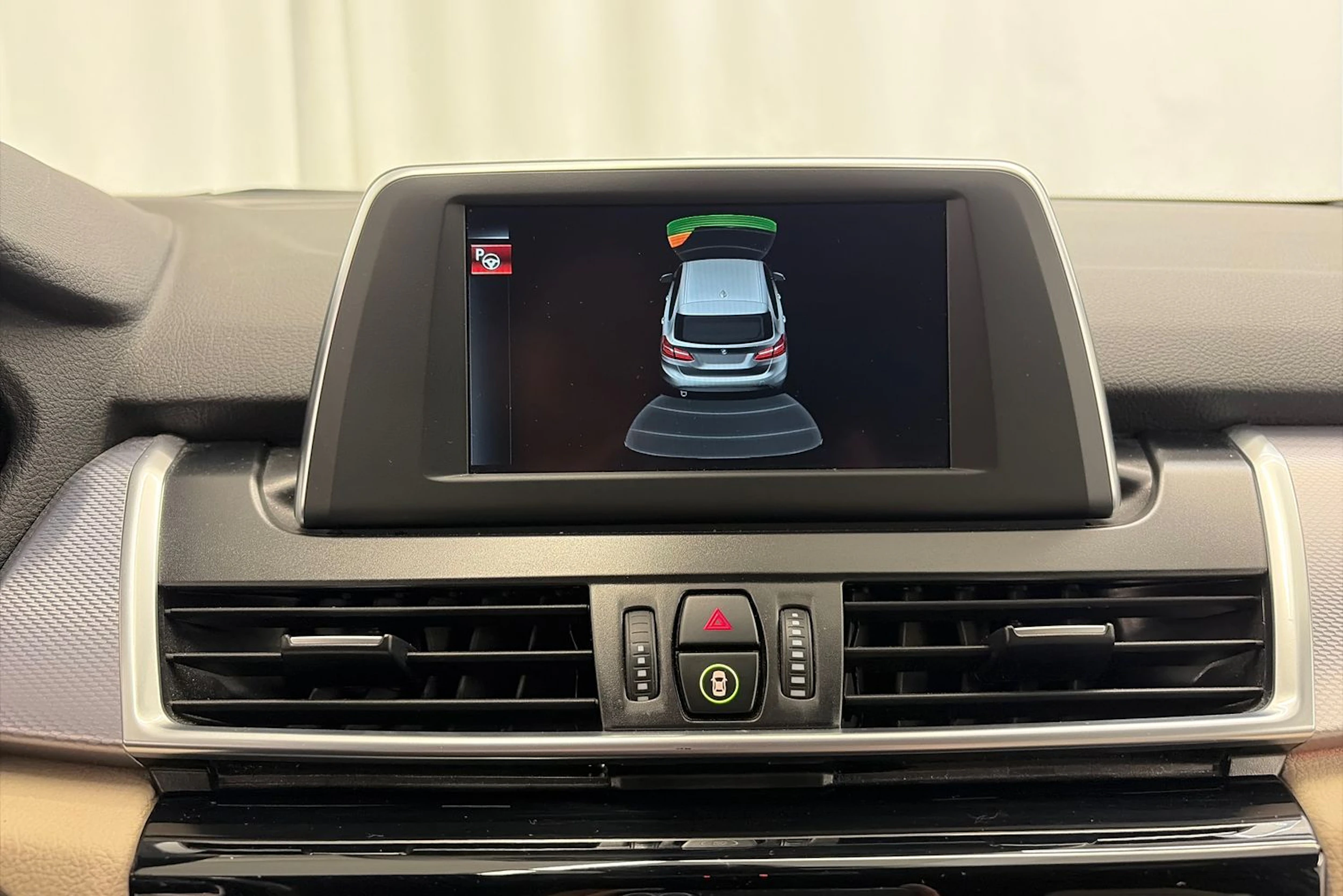 valkoinen BMW 225 2017 kuva 22.