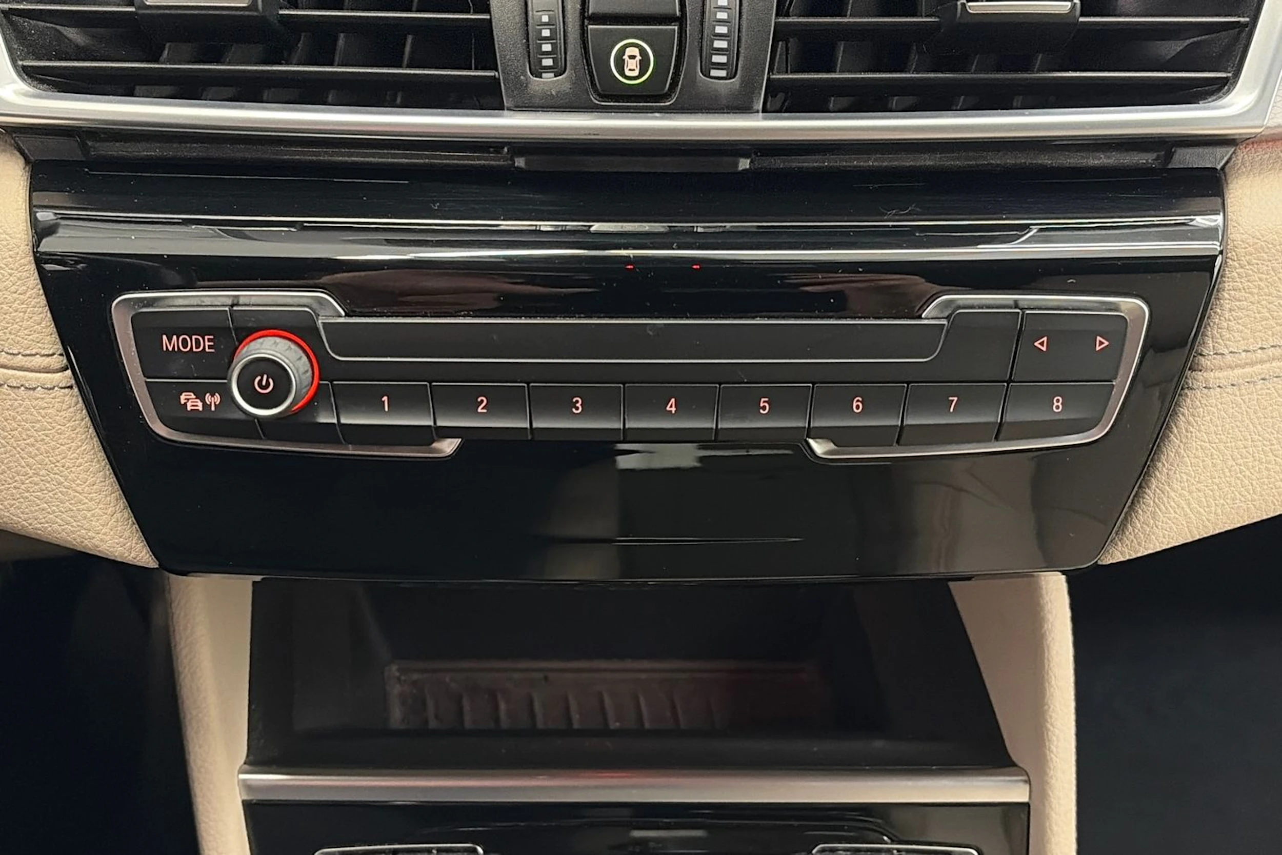 valkoinen BMW 225 2017 kuva 24.
