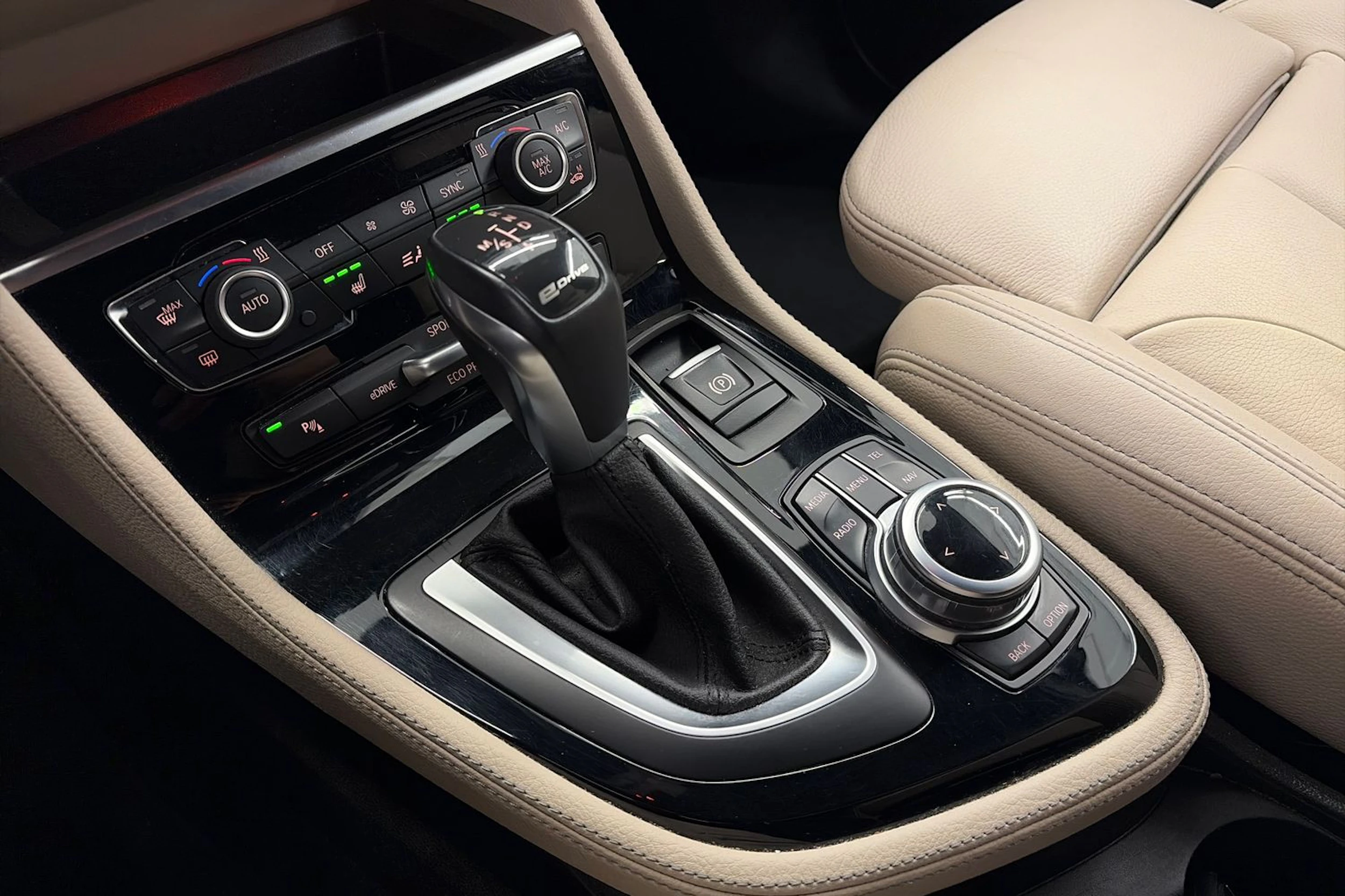 valkoinen BMW 225 2017 kuva 26.