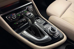 valkoinen BMW 225 2017 kuva 26.