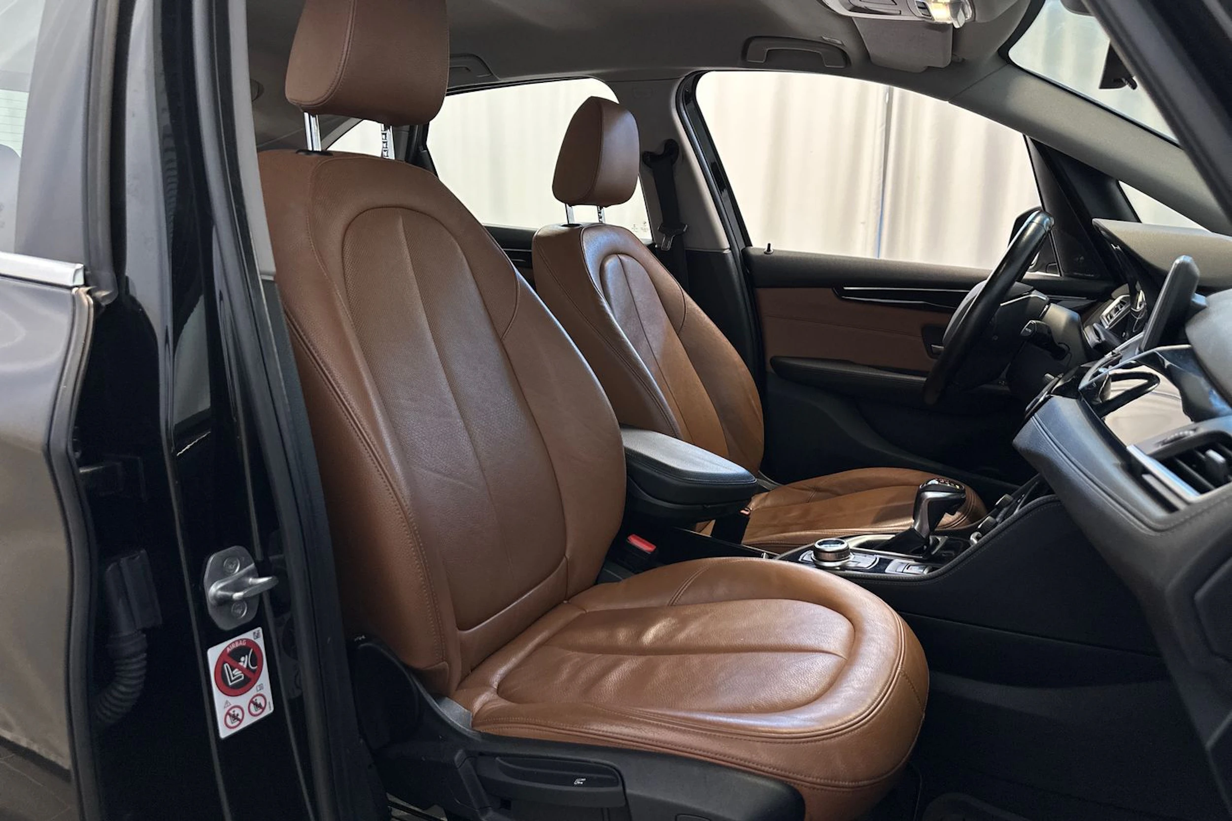 musta BMW 225 2017 kuva 11.