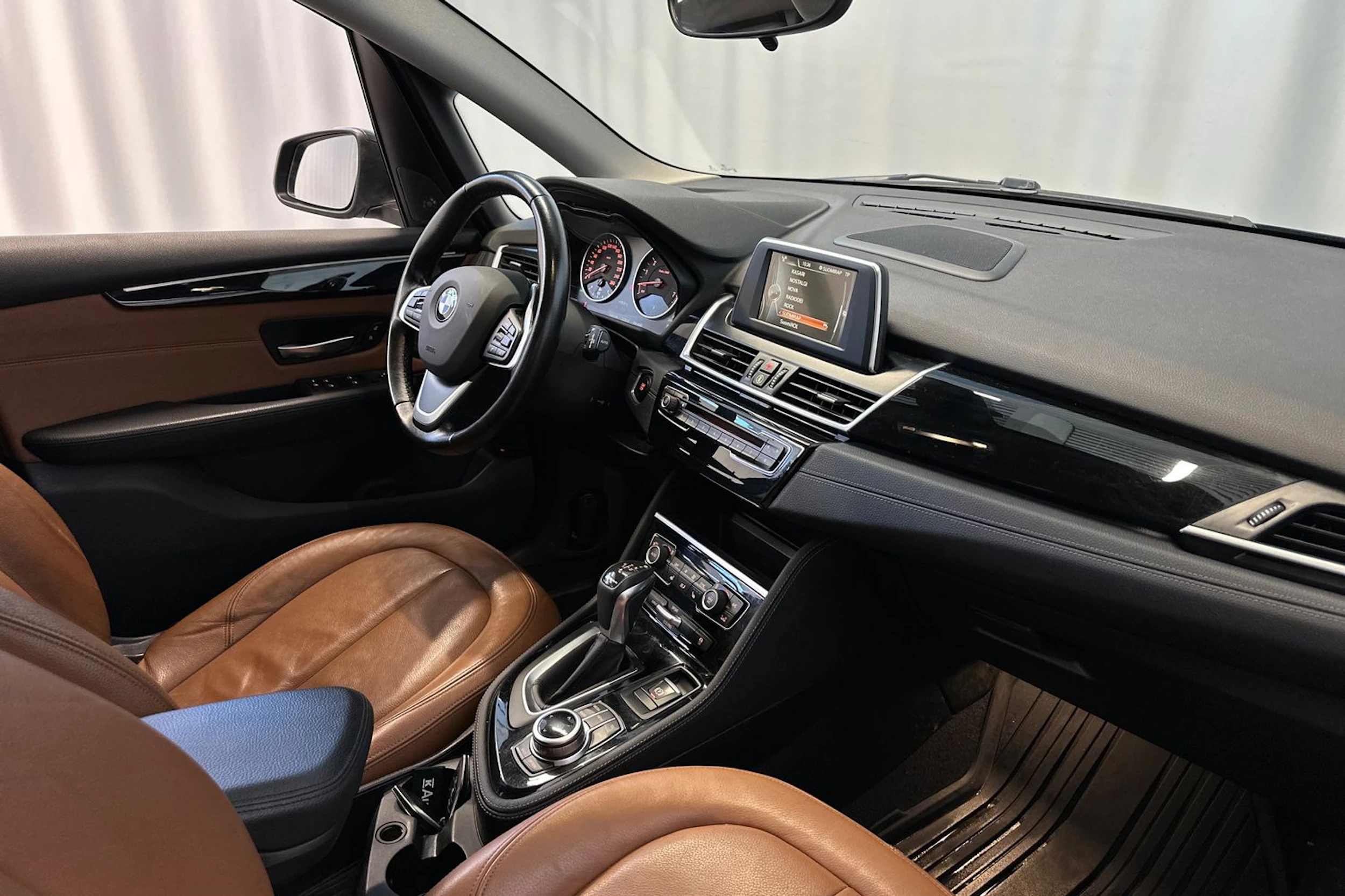 musta BMW 225 2017 kuva 12.