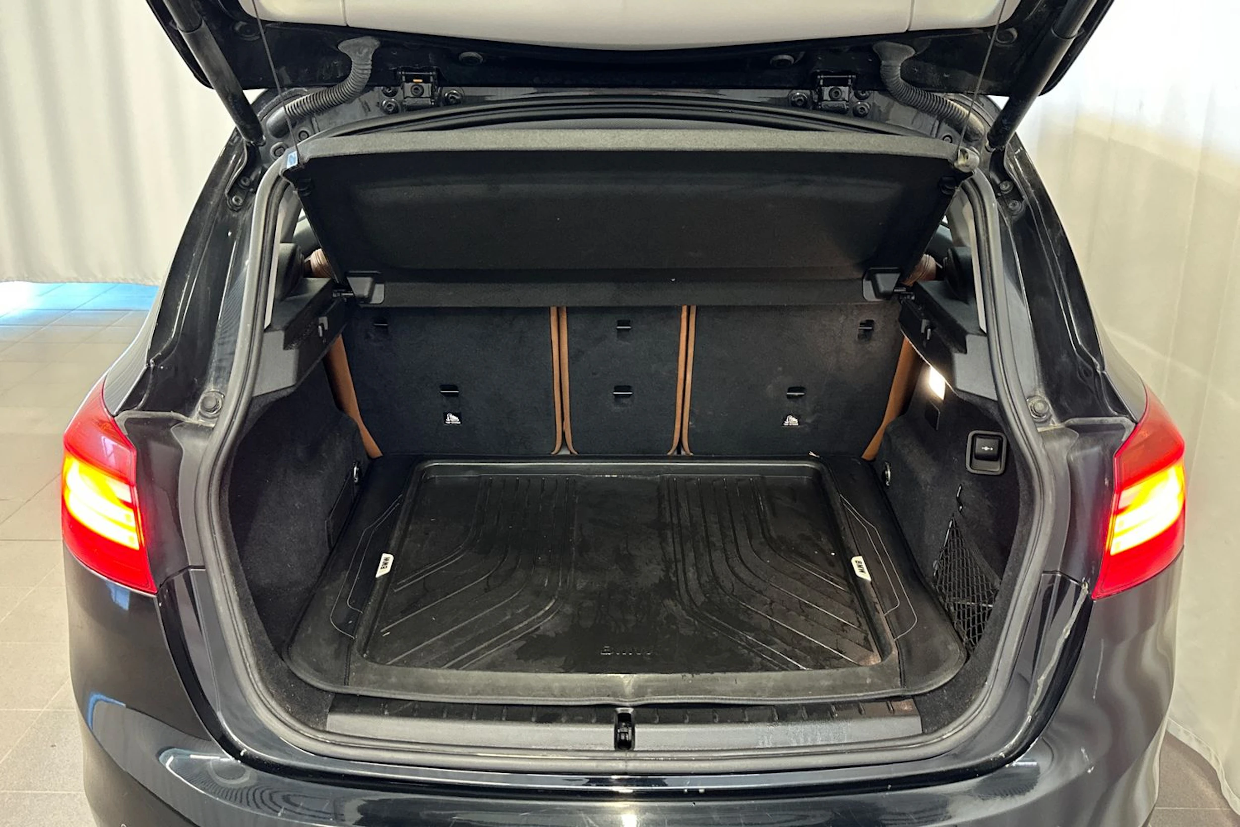 musta BMW 225 2017 kuva 13.