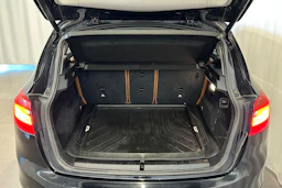 musta BMW 225 2017 kuva 13.