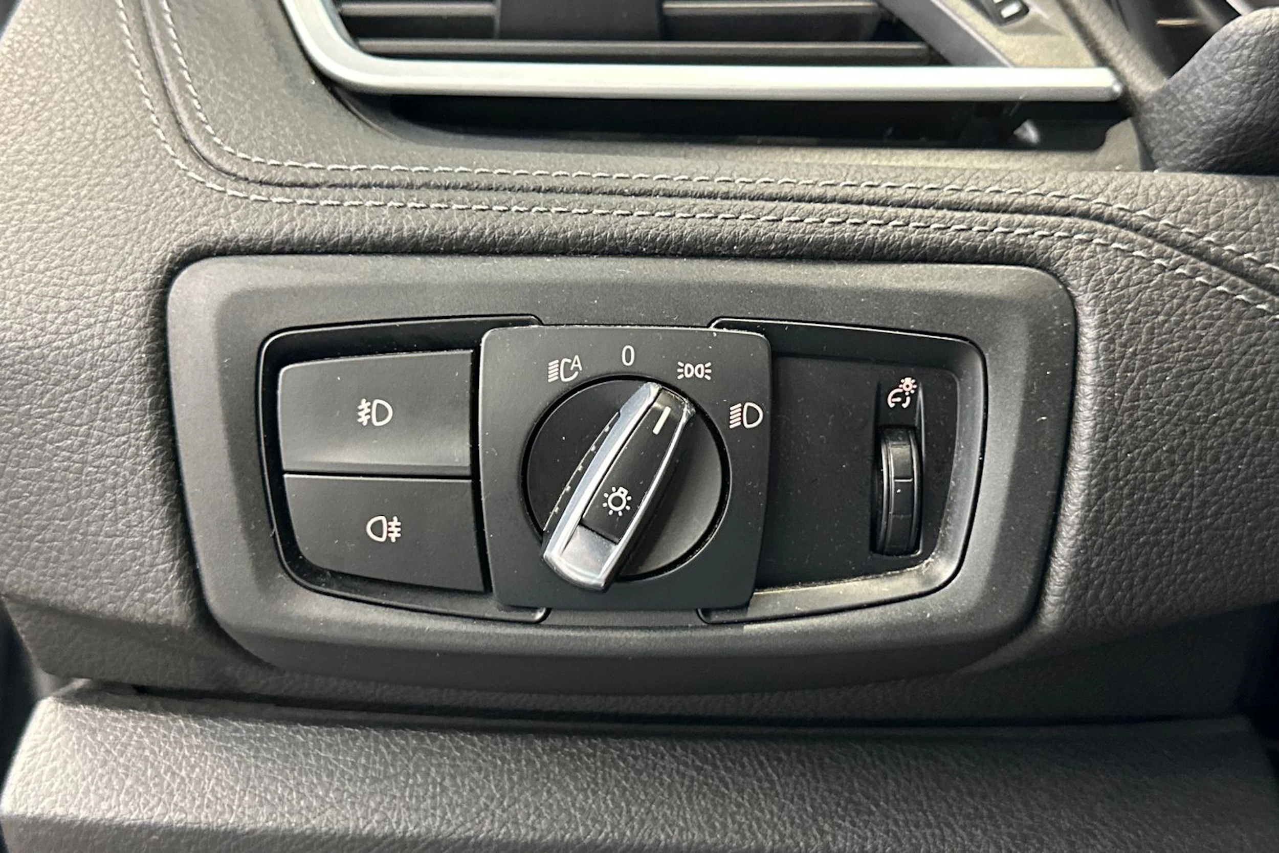 musta BMW 225 2017 kuva 15.