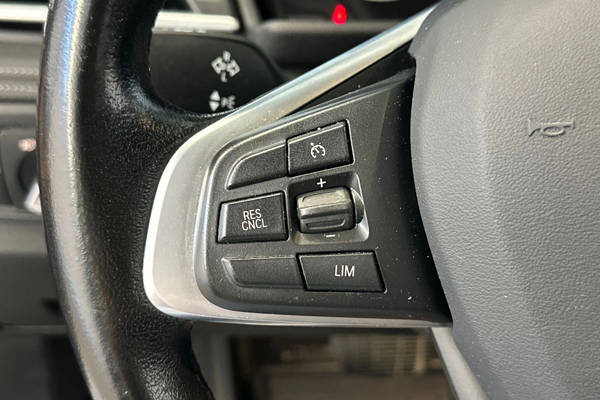 musta BMW 225 2017 kuva 16.