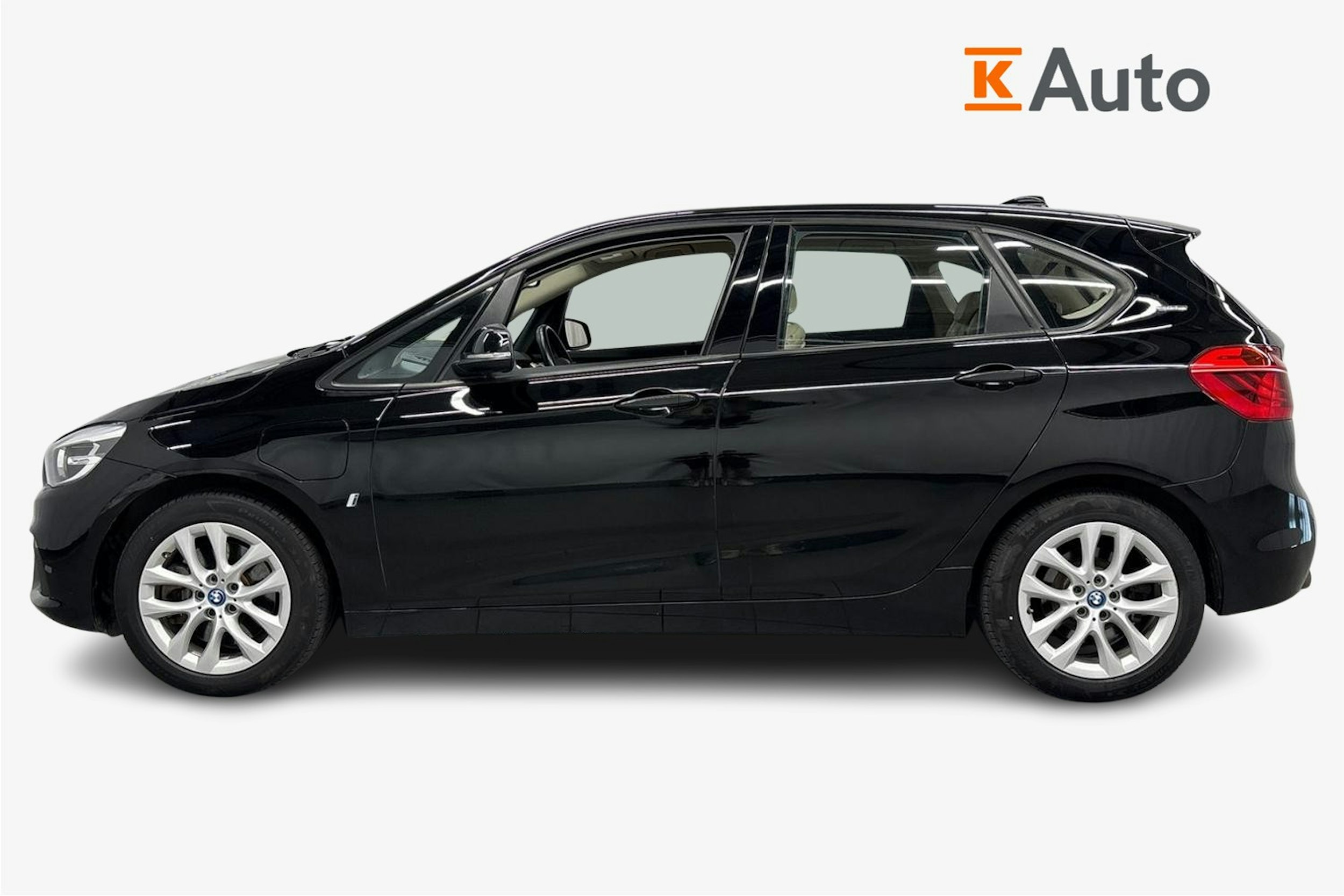 musta BMW 225 2017 kuva 6.
