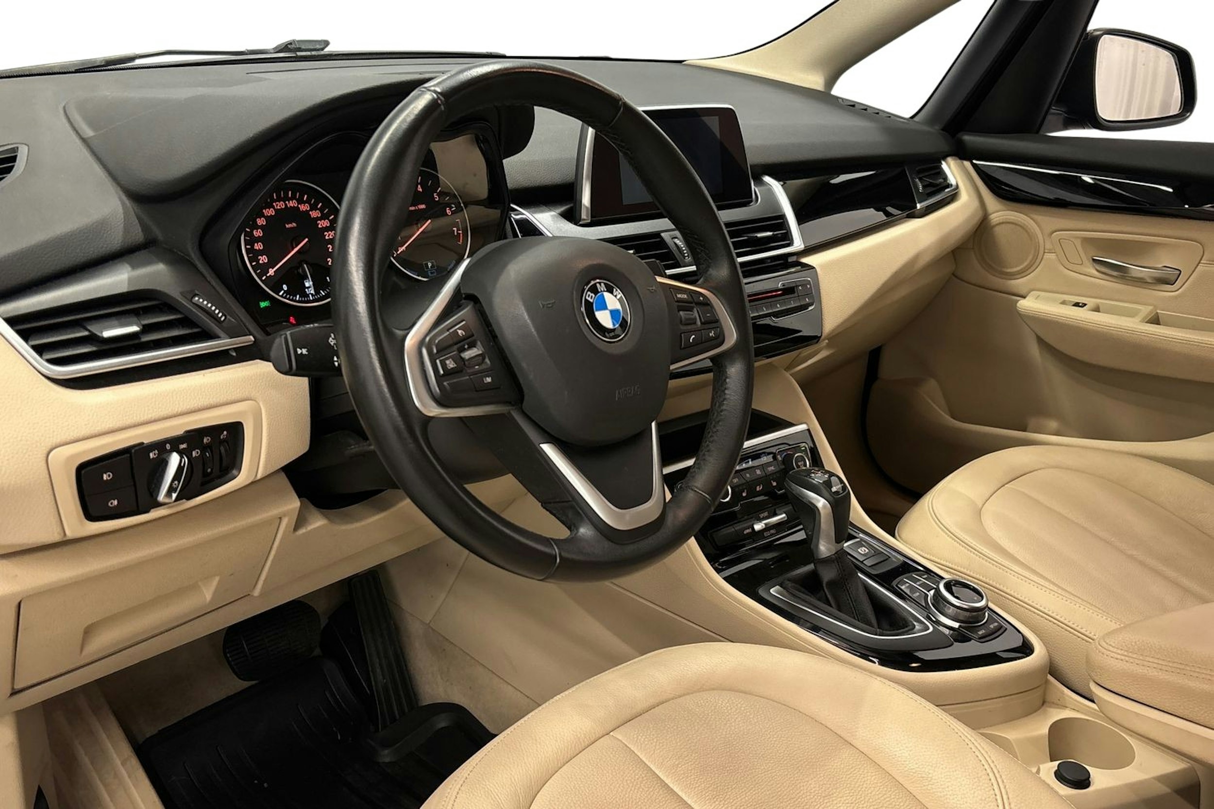 musta BMW 225 2017 kuva 7.