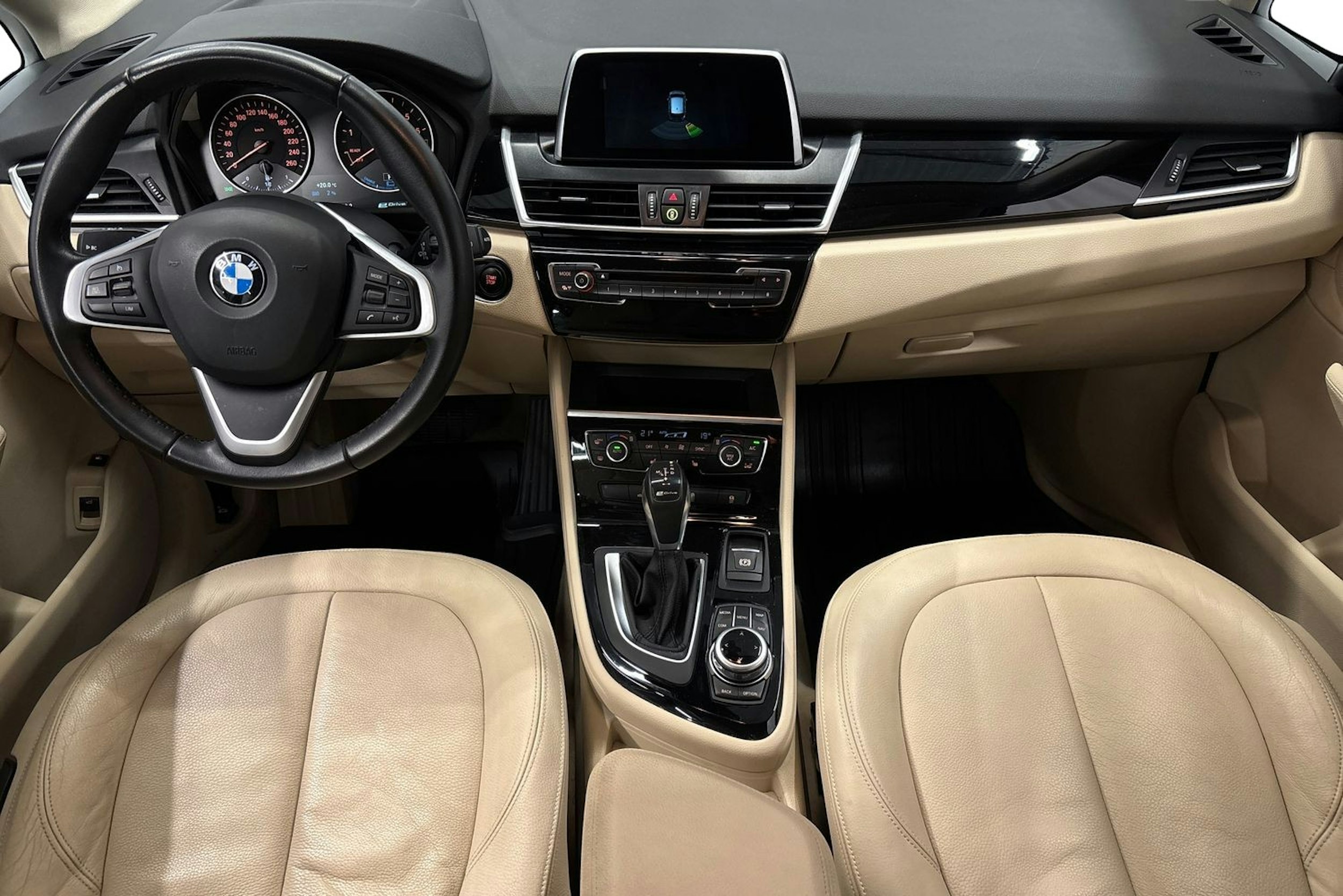 musta BMW 225 2017 kuva 9.