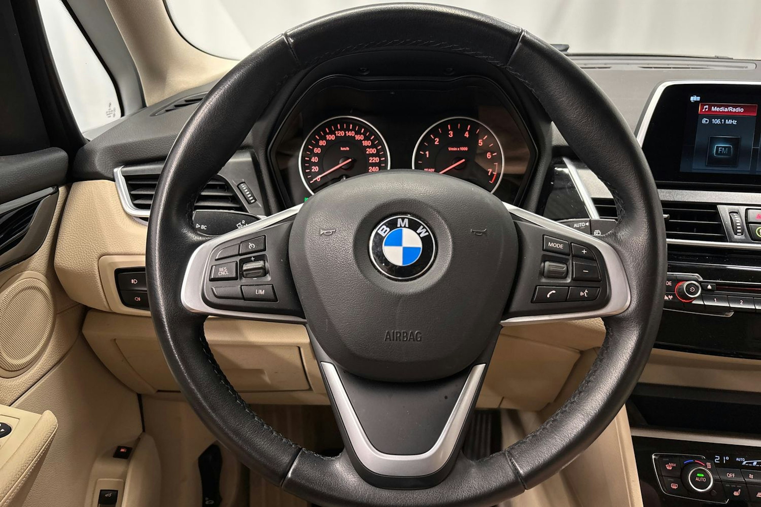 musta BMW 225 2017 kuva 18.