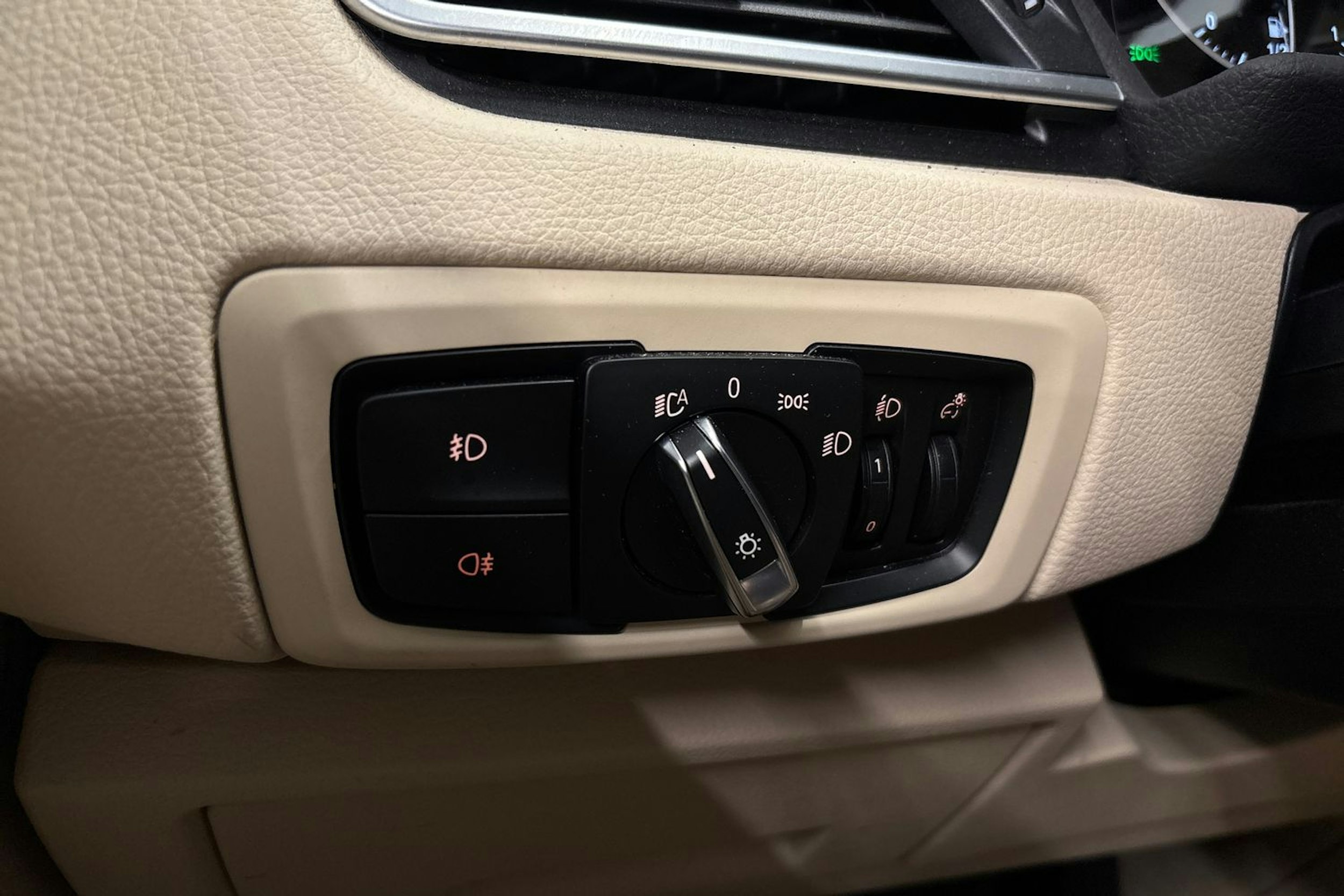 musta BMW 225 2017 kuva 21.