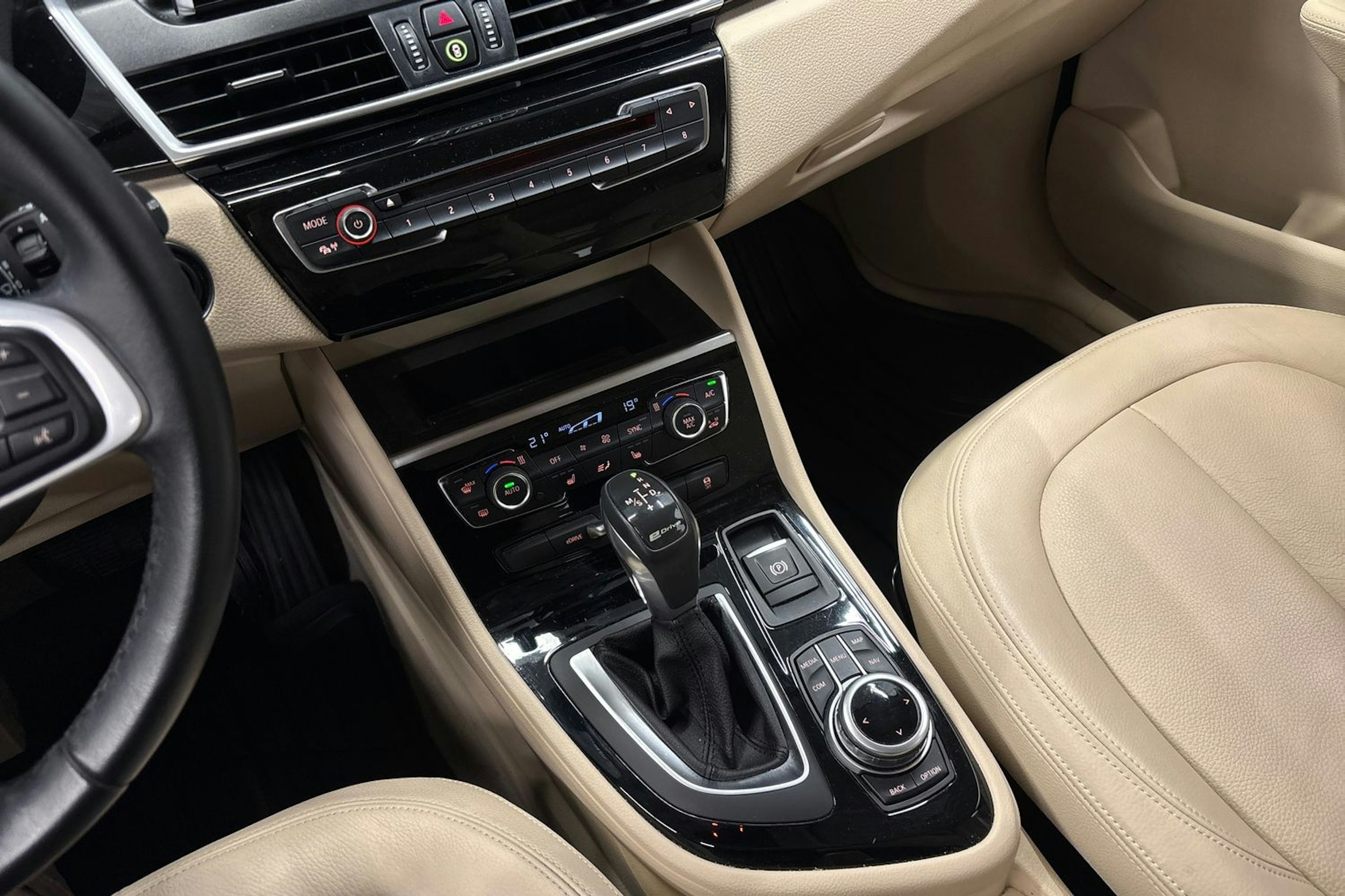 musta BMW 225 2017 kuva 27.