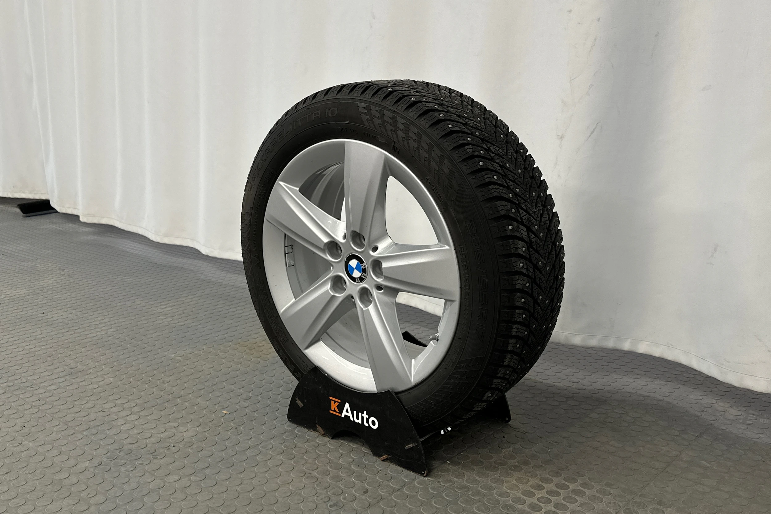 harmaa BMW 225 2017 kuva 13.