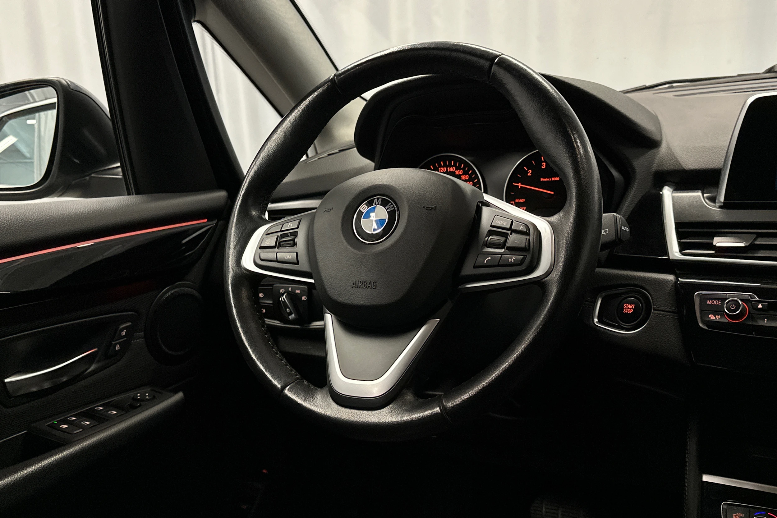 harmaa BMW 225 2017 kuva 19.