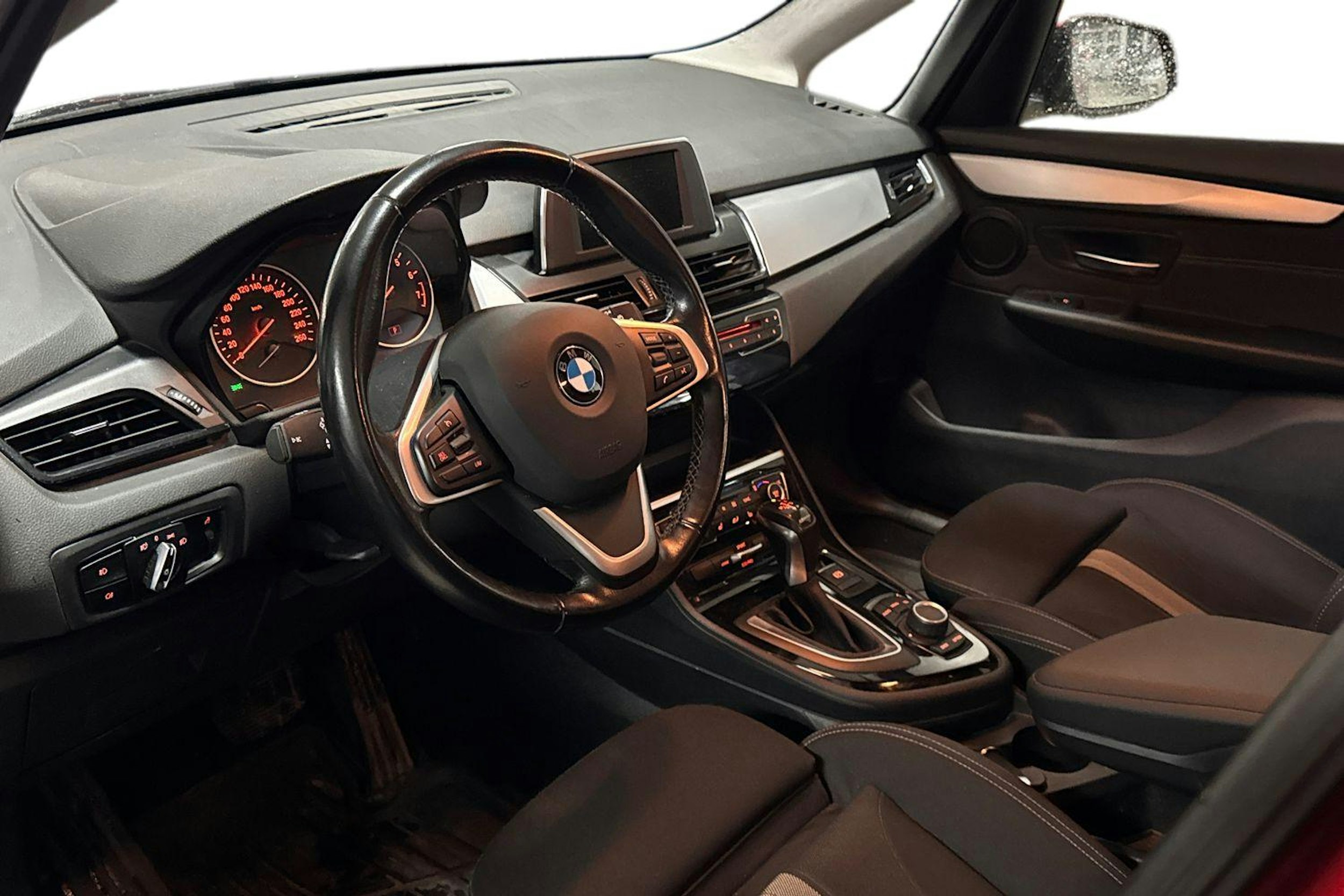 punainen BMW 225 2017 kuva 3.