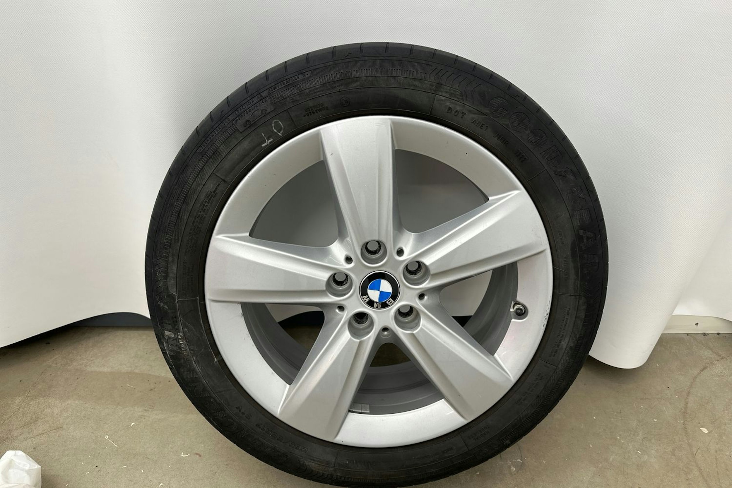 punainen BMW 225 2017 kuva 13.
