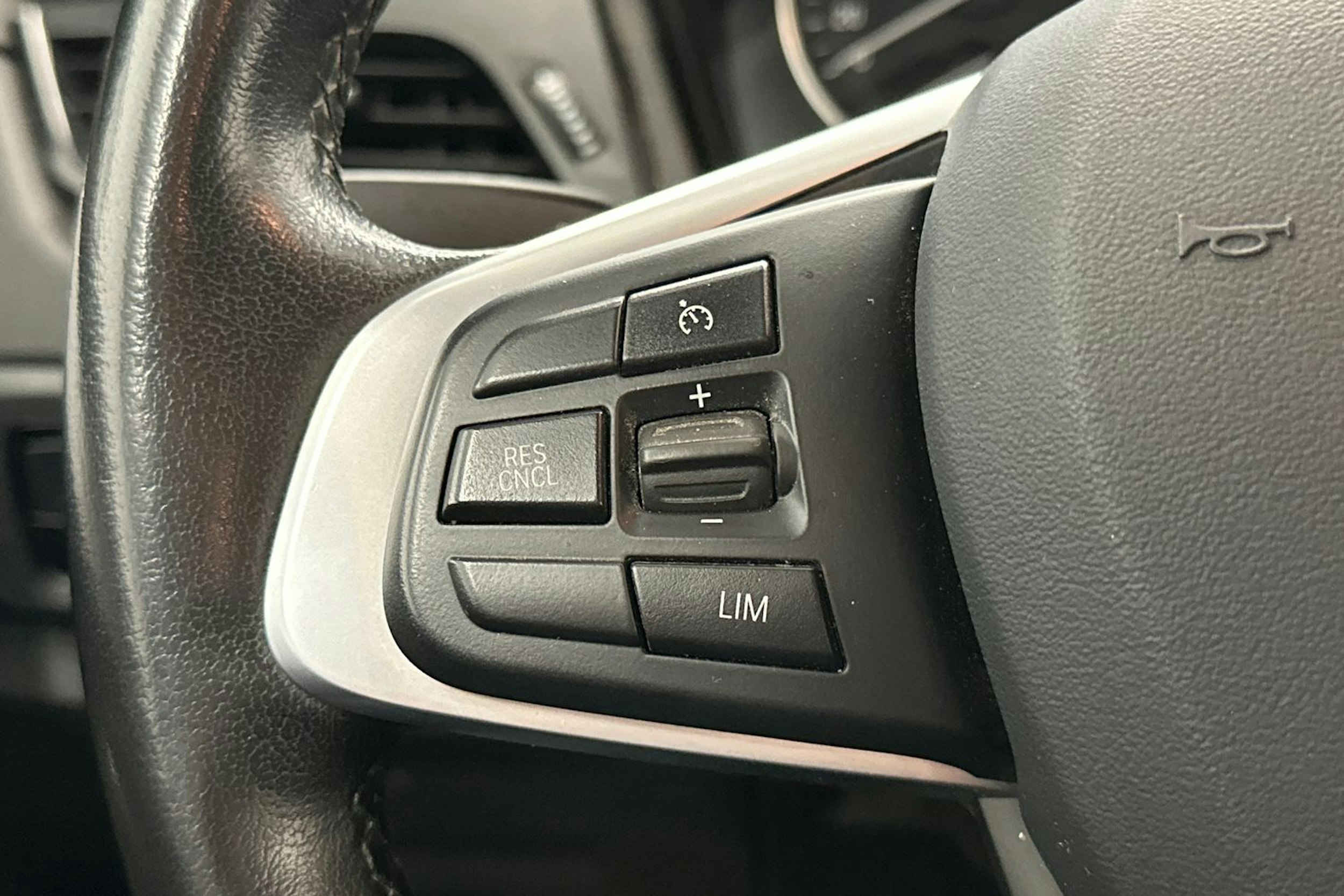 punainen BMW 225 2017 kuva 14.