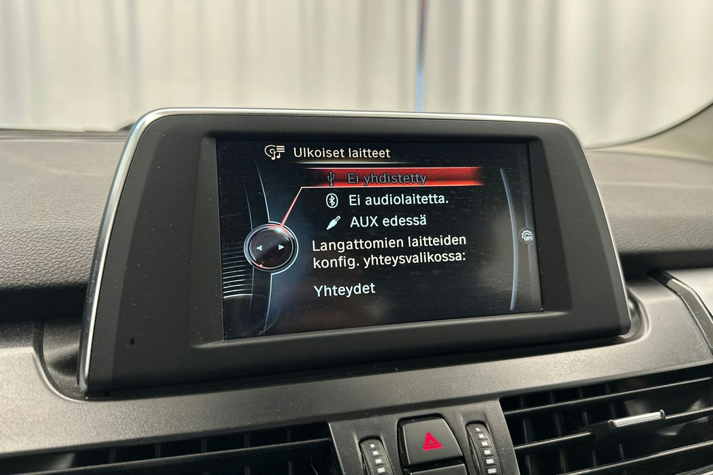 punainen BMW 225 2017 kuva 16.