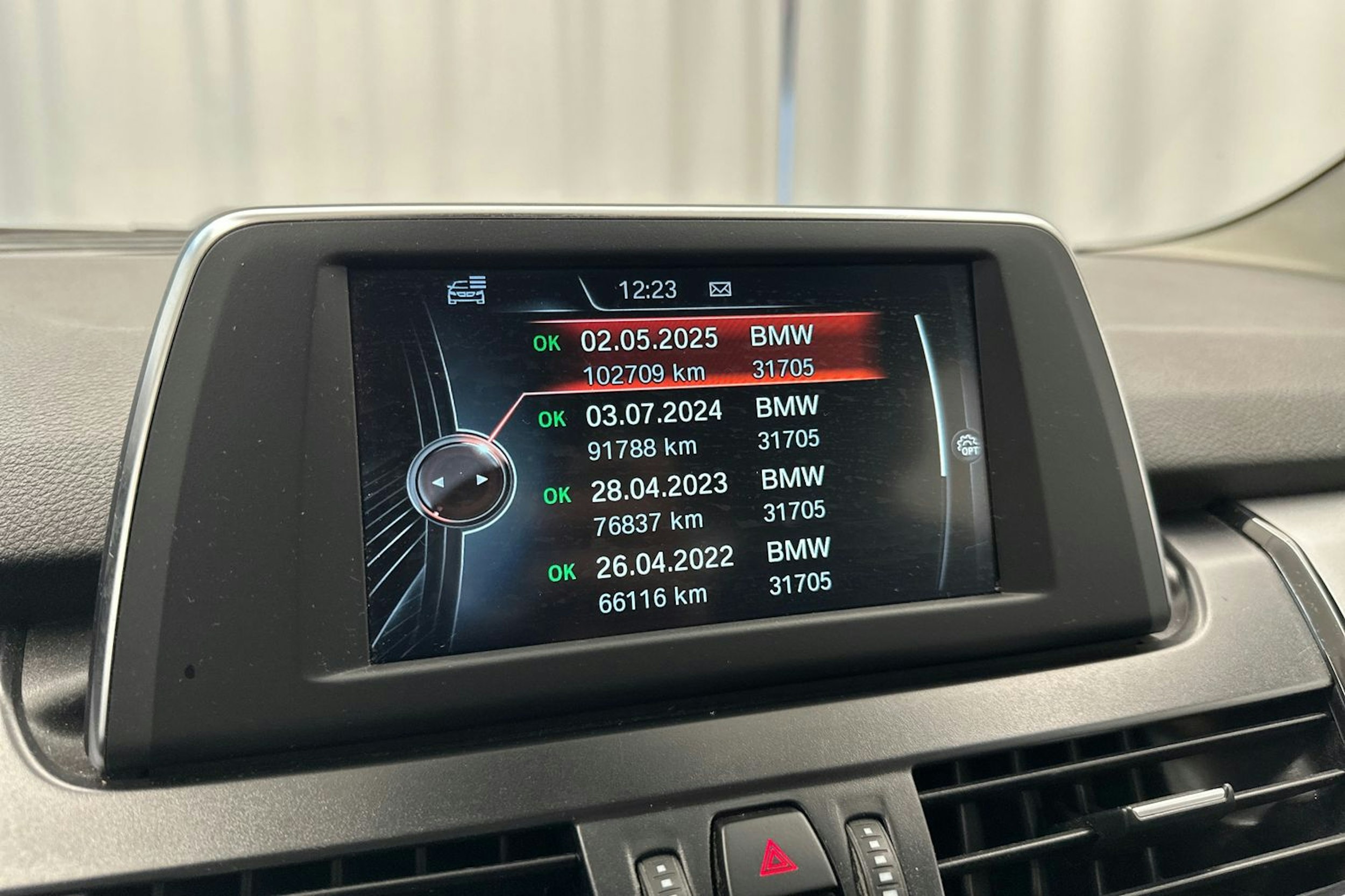 punainen BMW 225 2017 kuva 17.