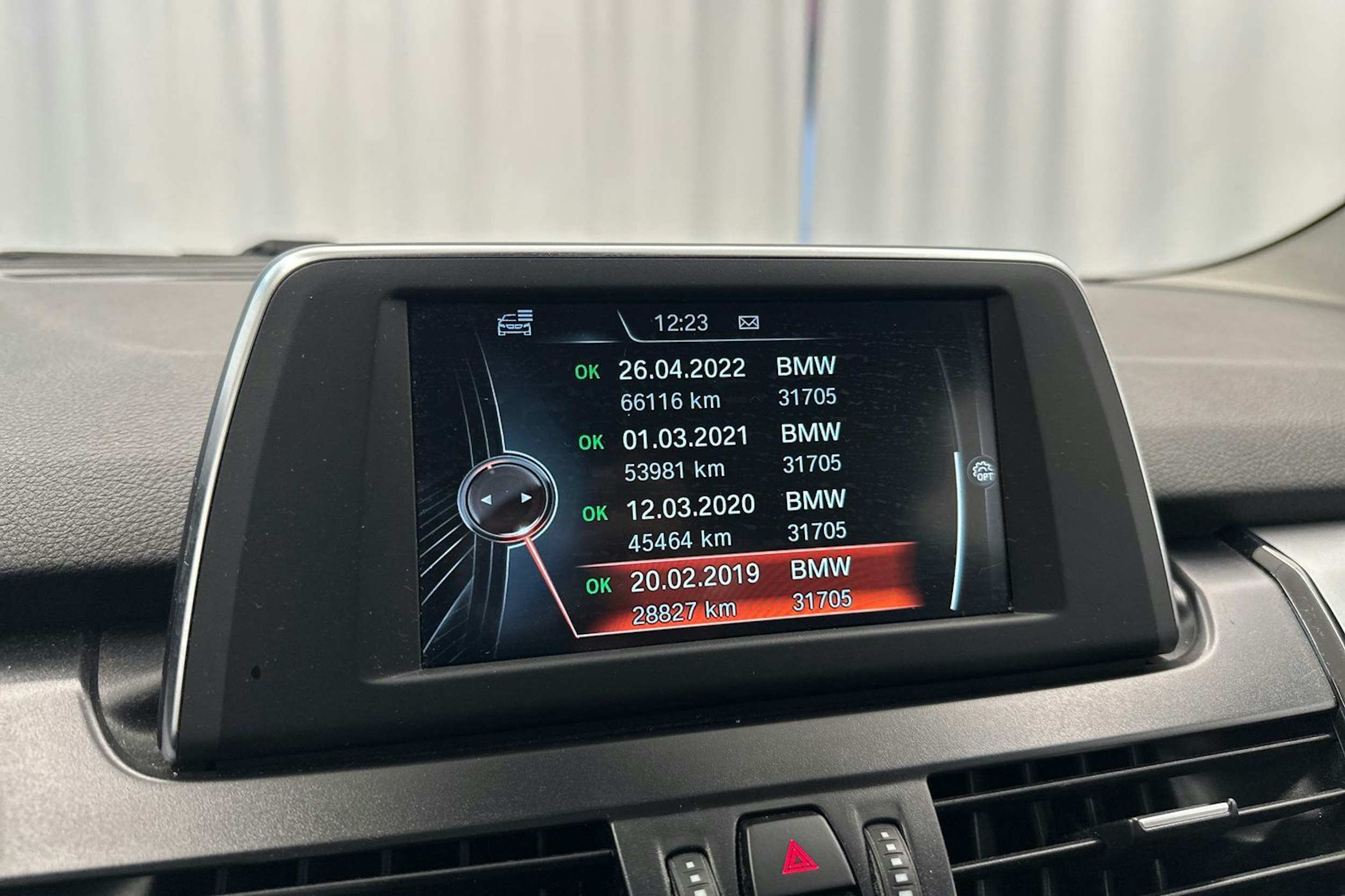 punainen BMW 225 2017 kuva 18.