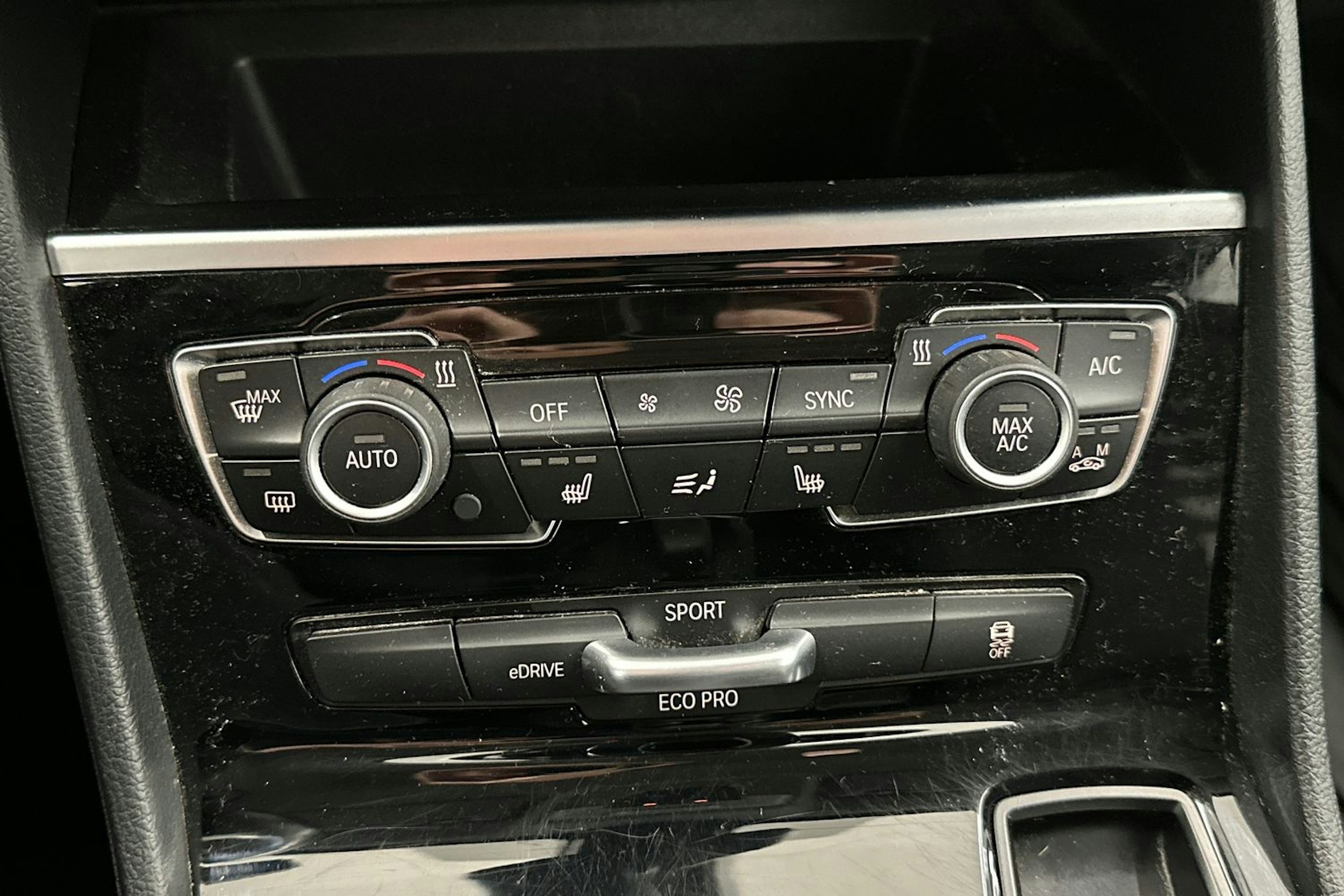 punainen BMW 225 2017 kuva 20.