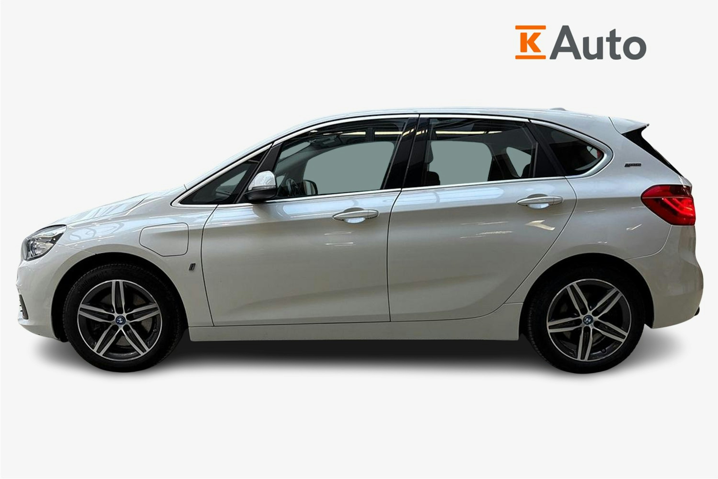 valkoinen BMW 225 2017 kuva 6.