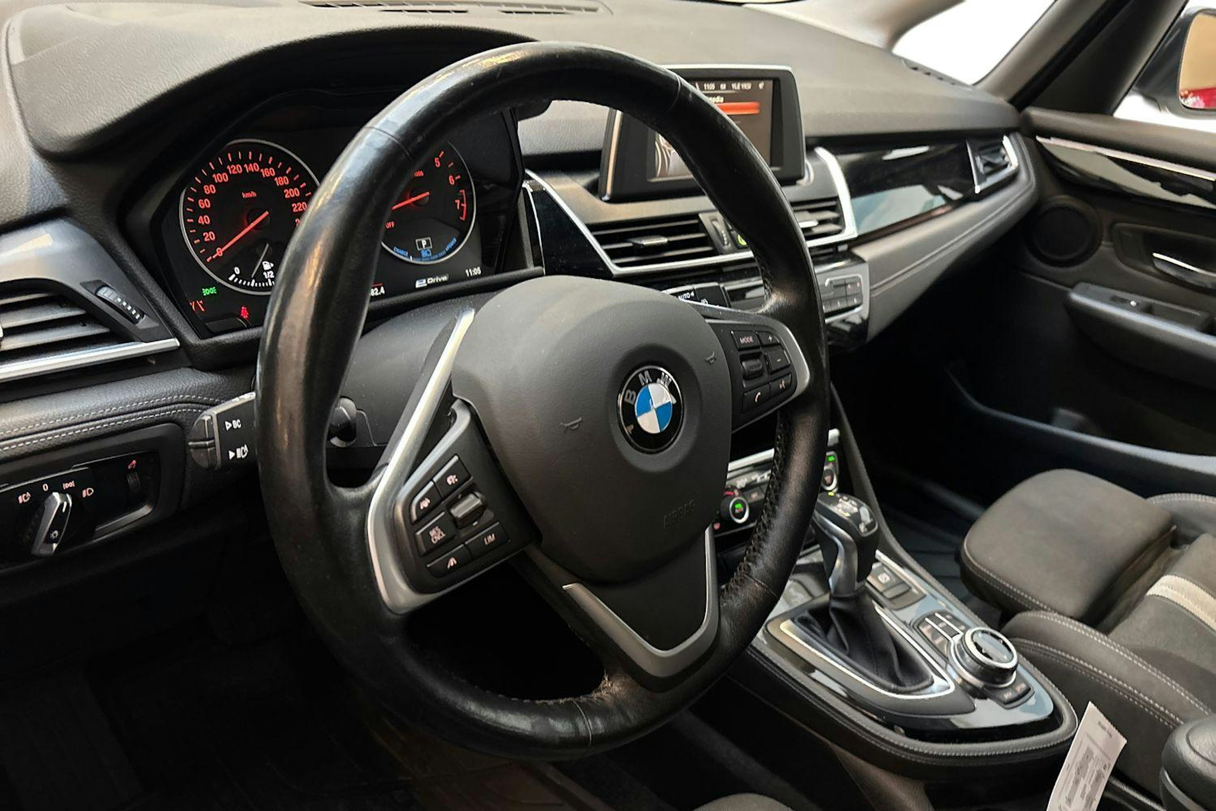 valkoinen BMW 225 2017 kuva 7.